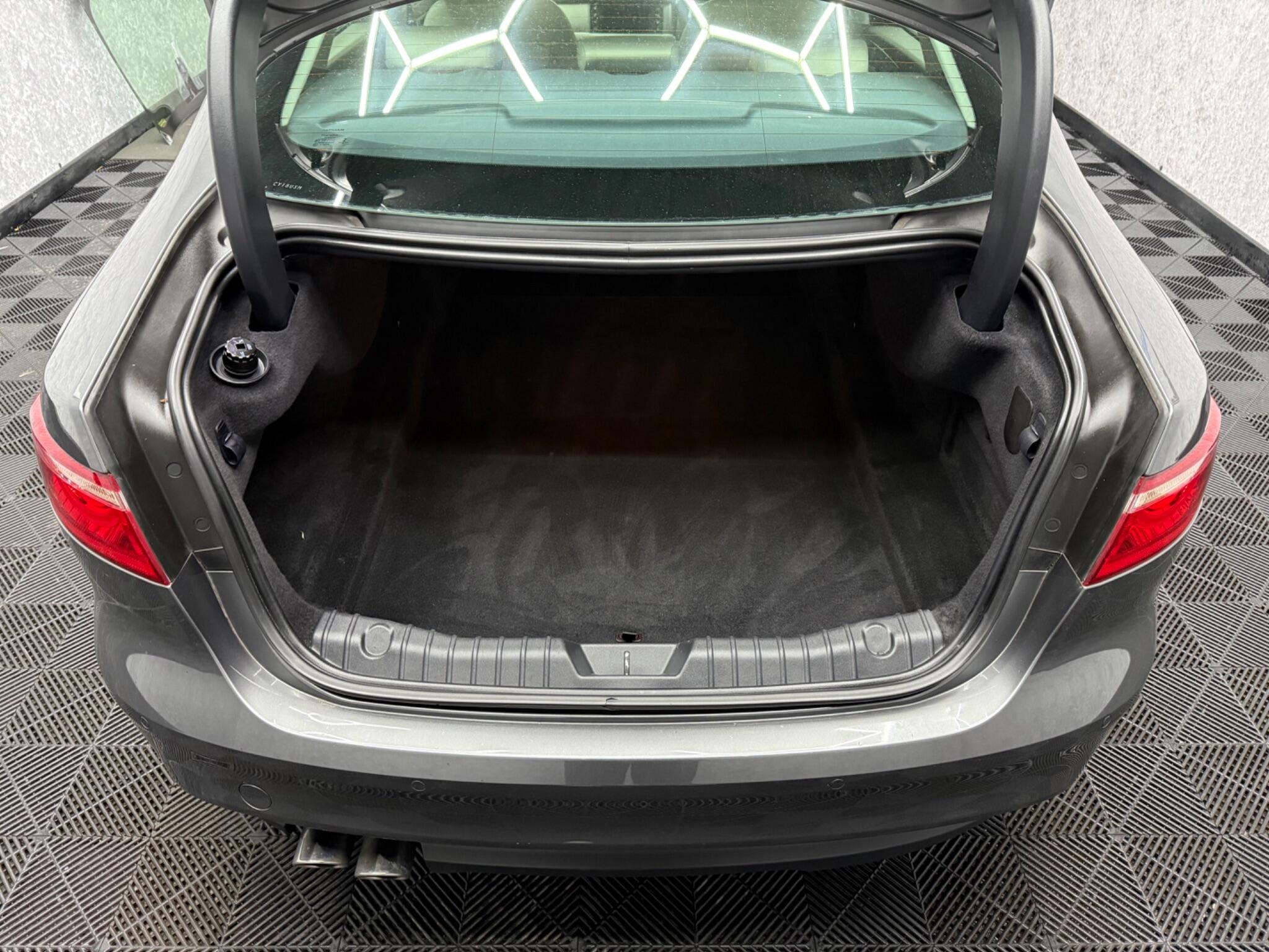 Jaguar XF view 26