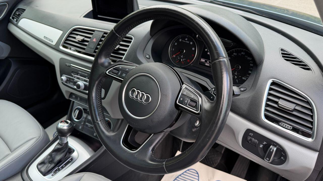 Audi Q3 view 12
