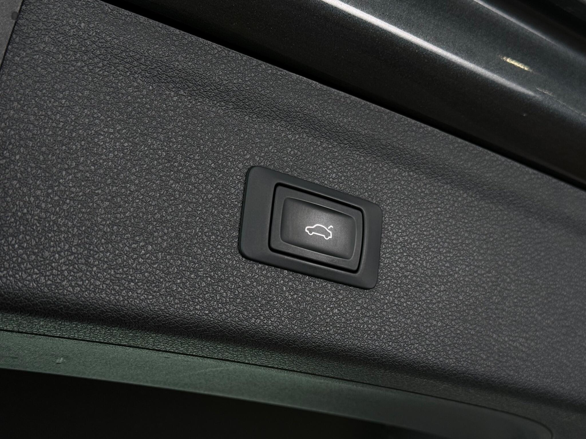 Audi Q3 view 10