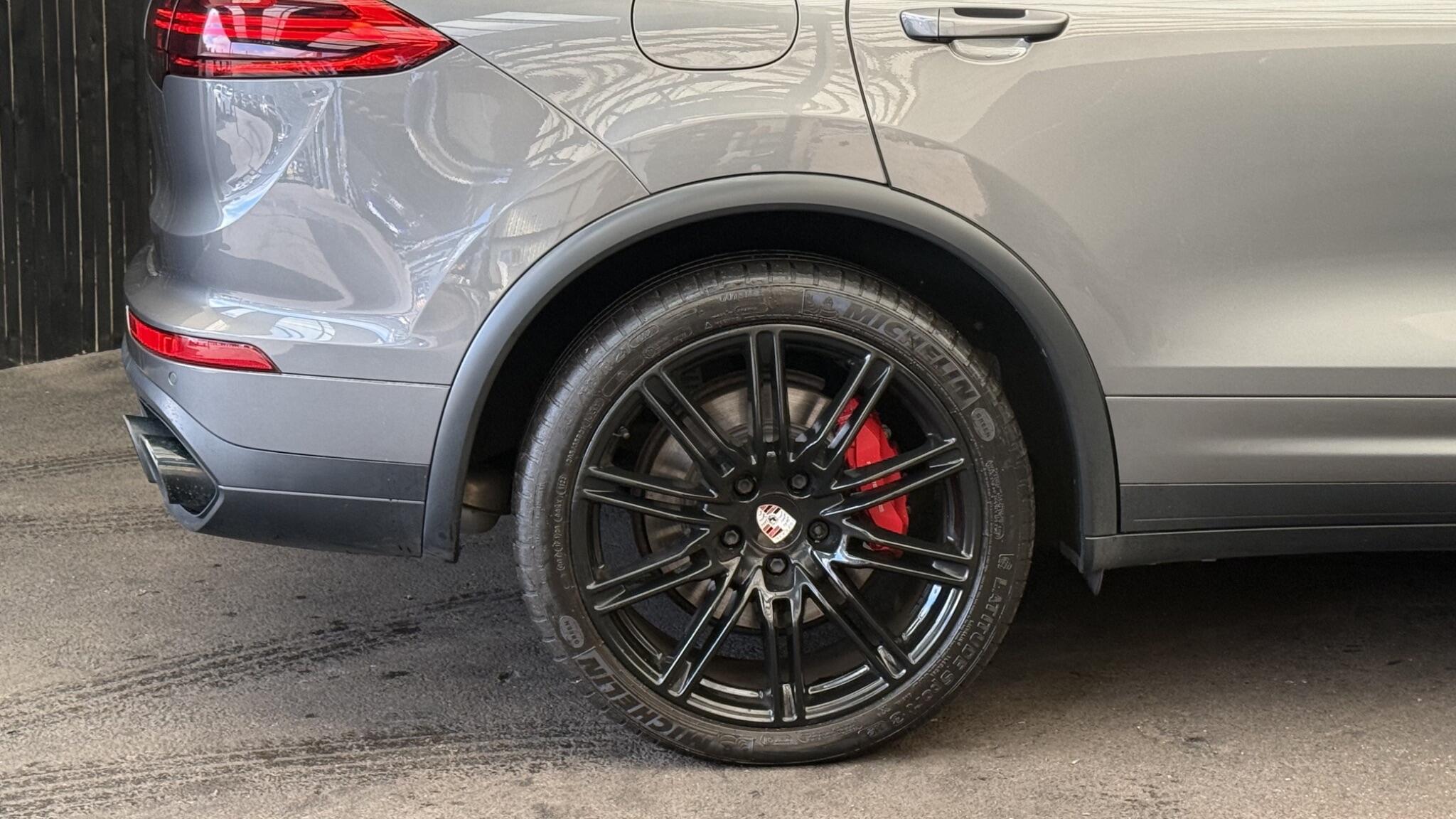 Porsche Cayenne view 35