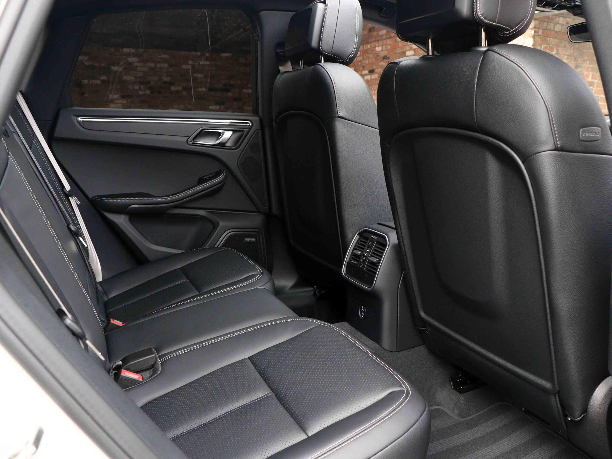 Porsche Macan view 20