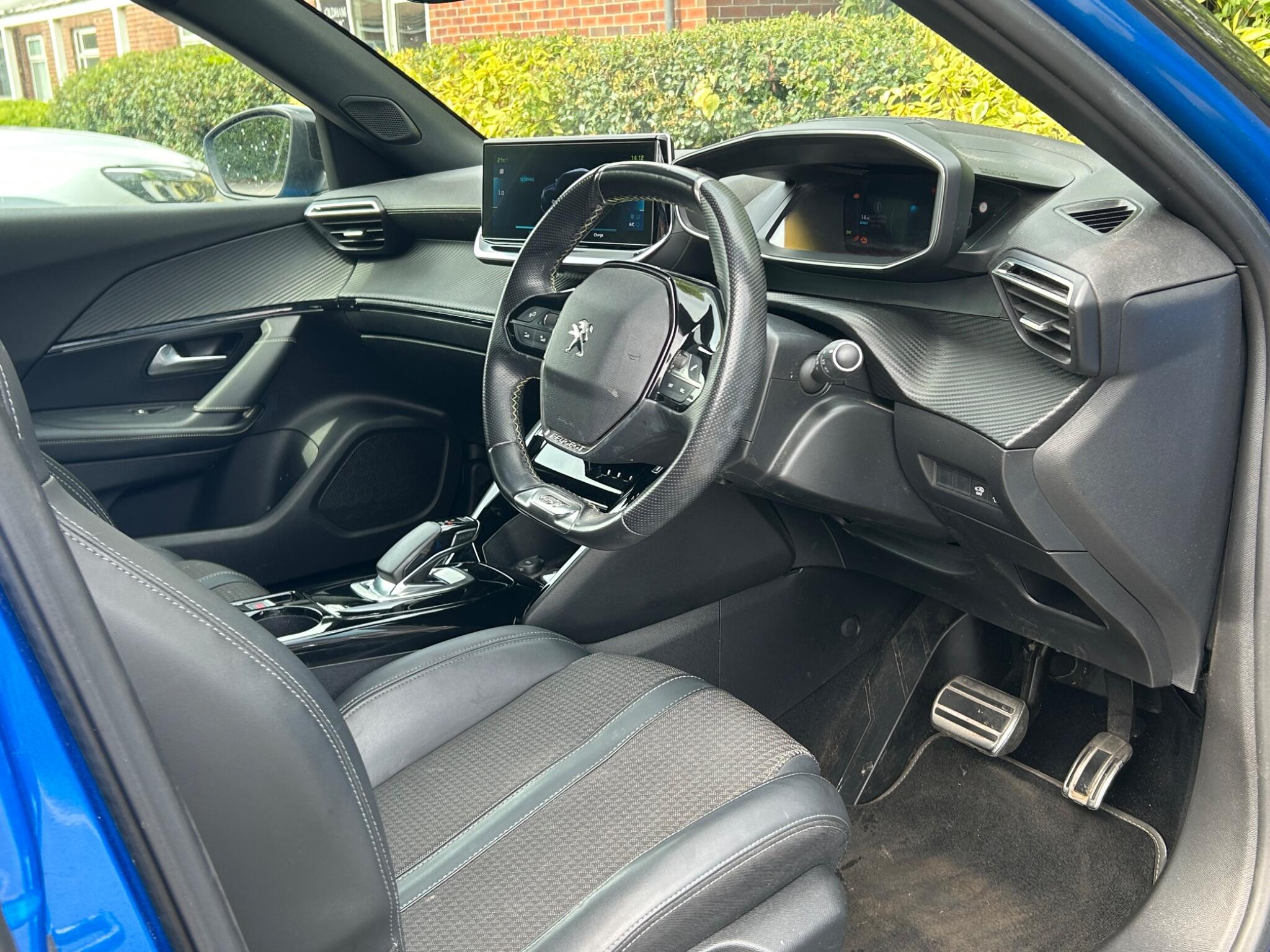 Peugeot E-2008 view 17