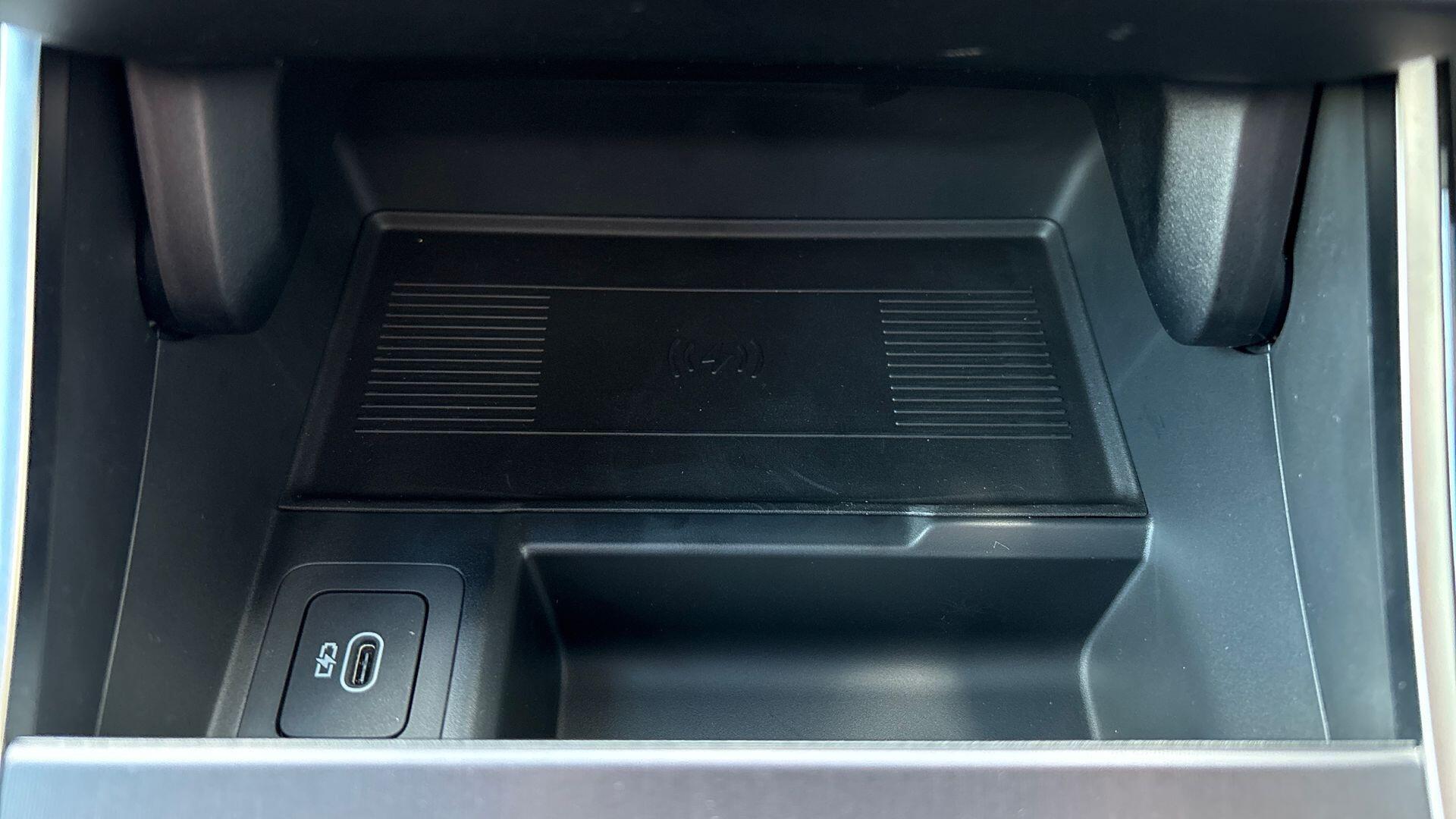 Land Rover Range Rover Velar view 36