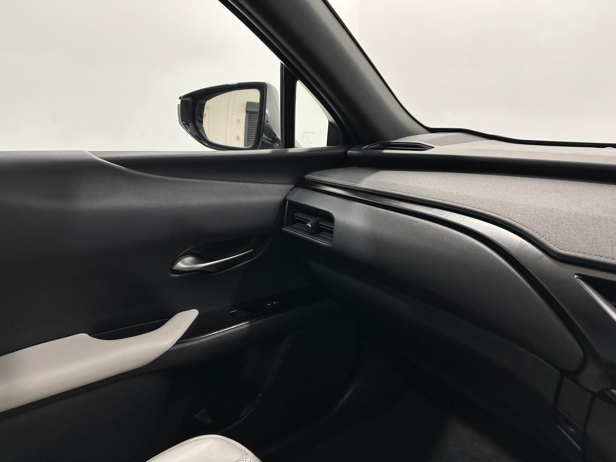 Lexus UX view 27