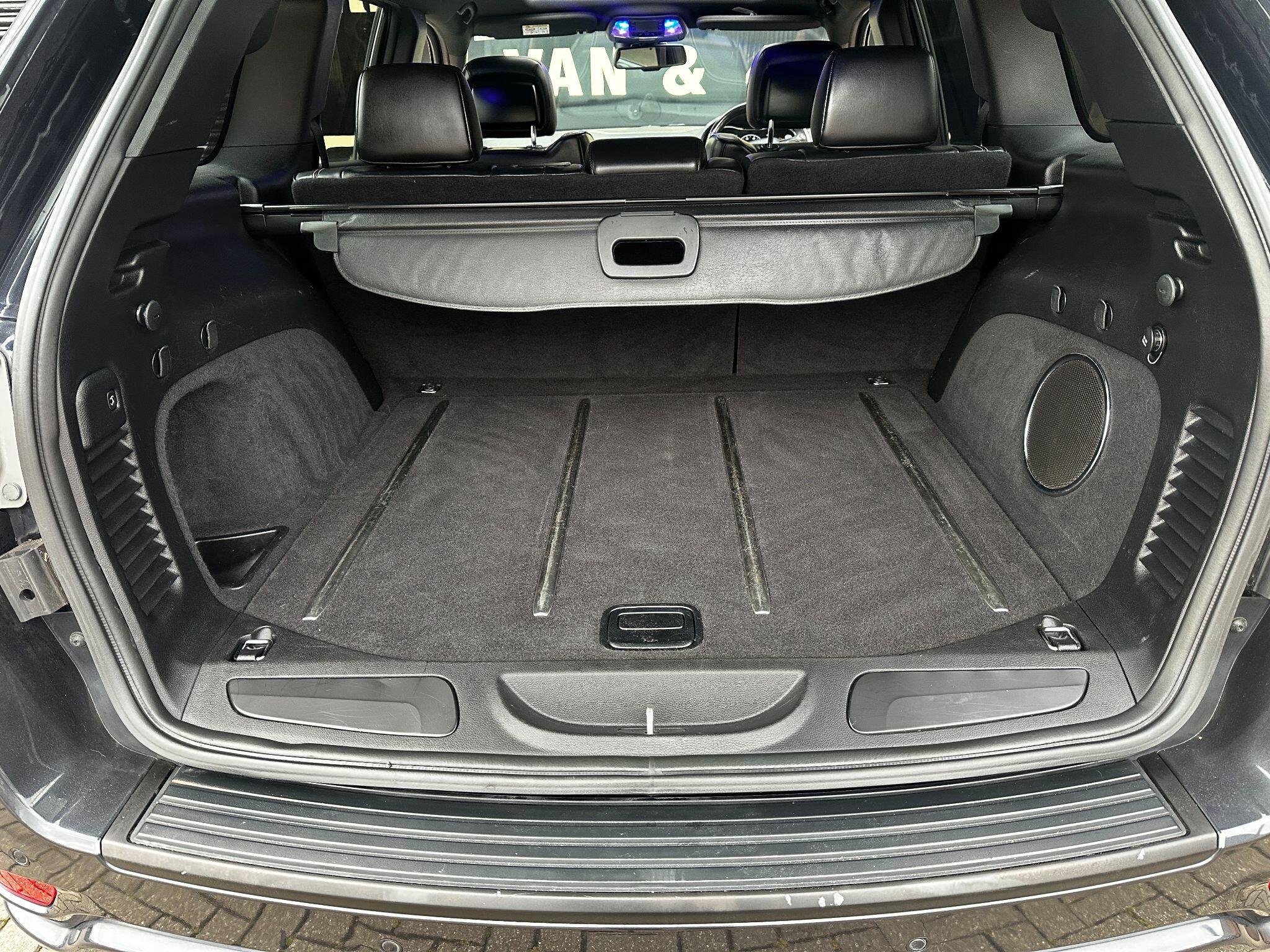 Jeep Grand Cherokee view 38