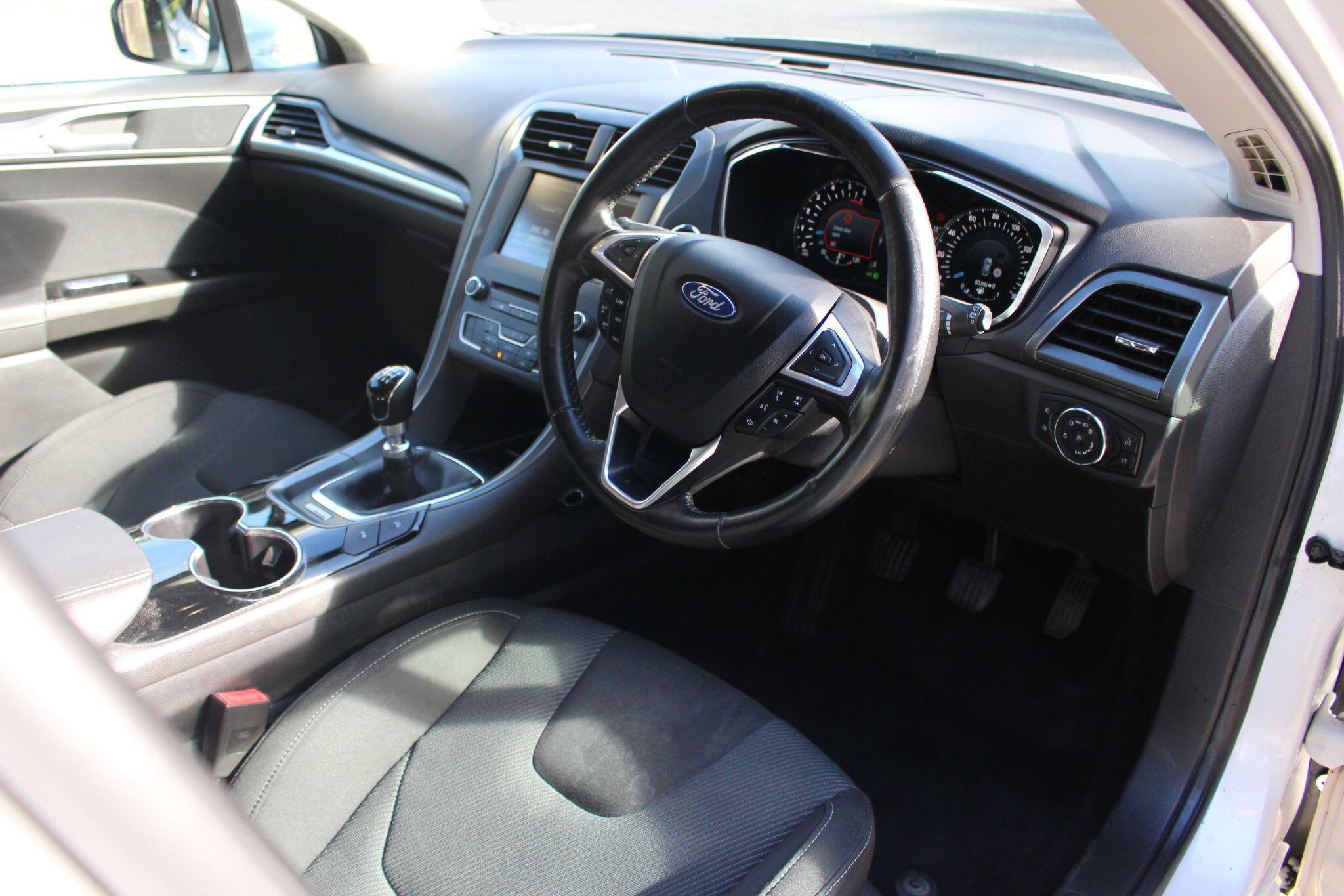 Ford Mondeo view 31