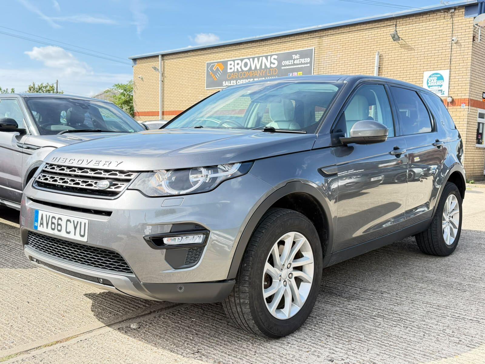 Land Rover Discovery Sport view 3