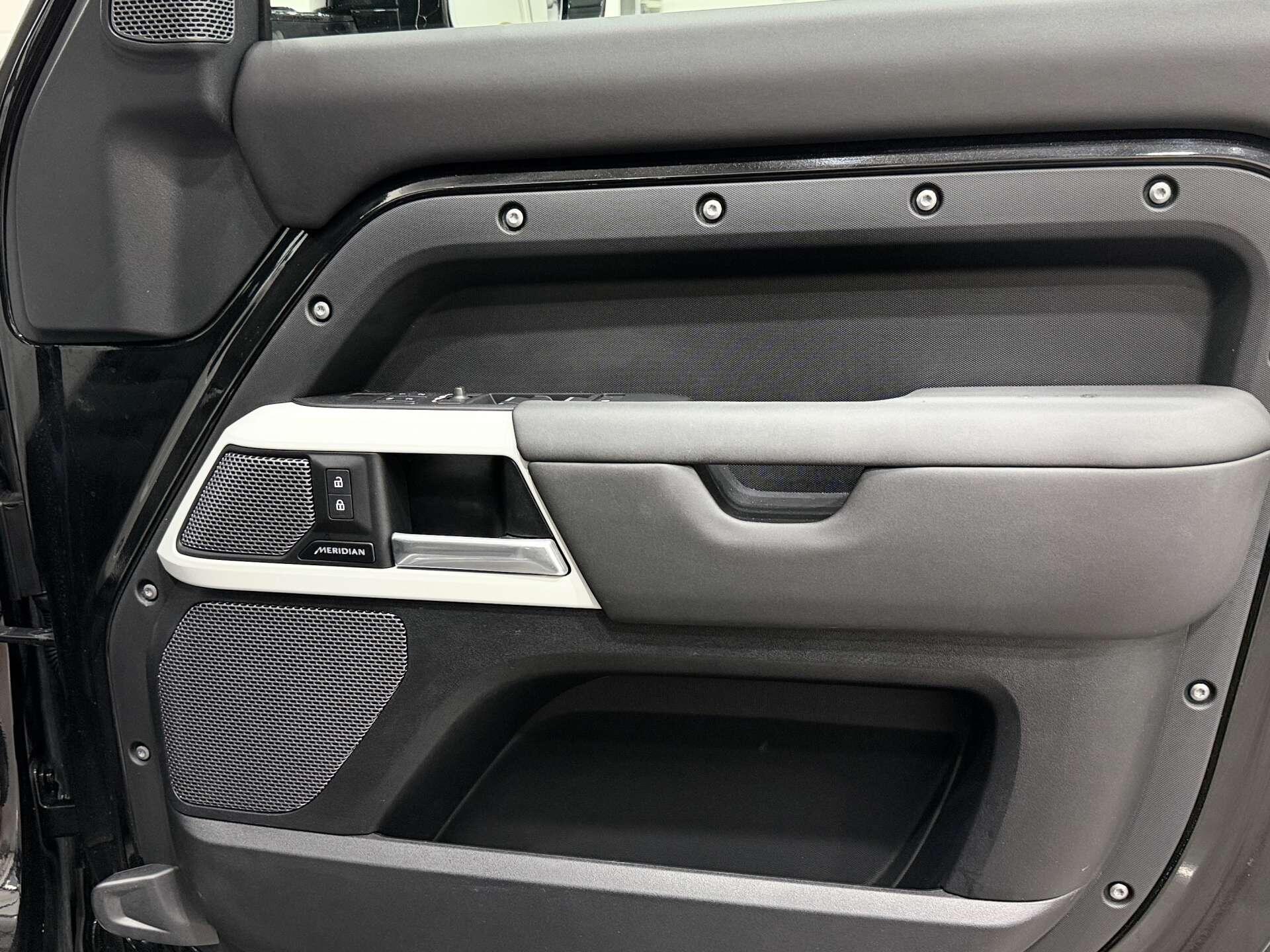Land Rover Defender view 31