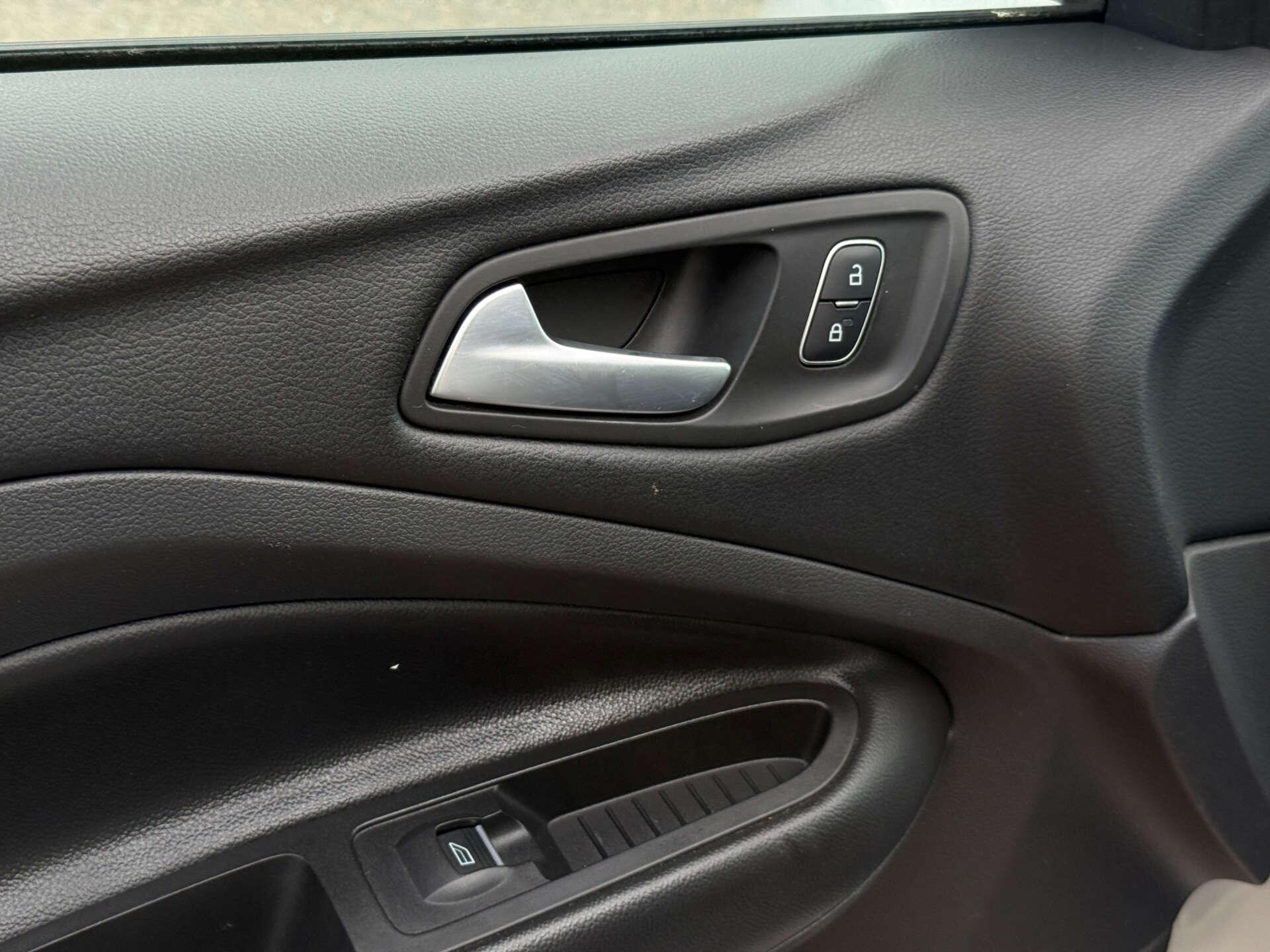 Ford Kuga view 45
