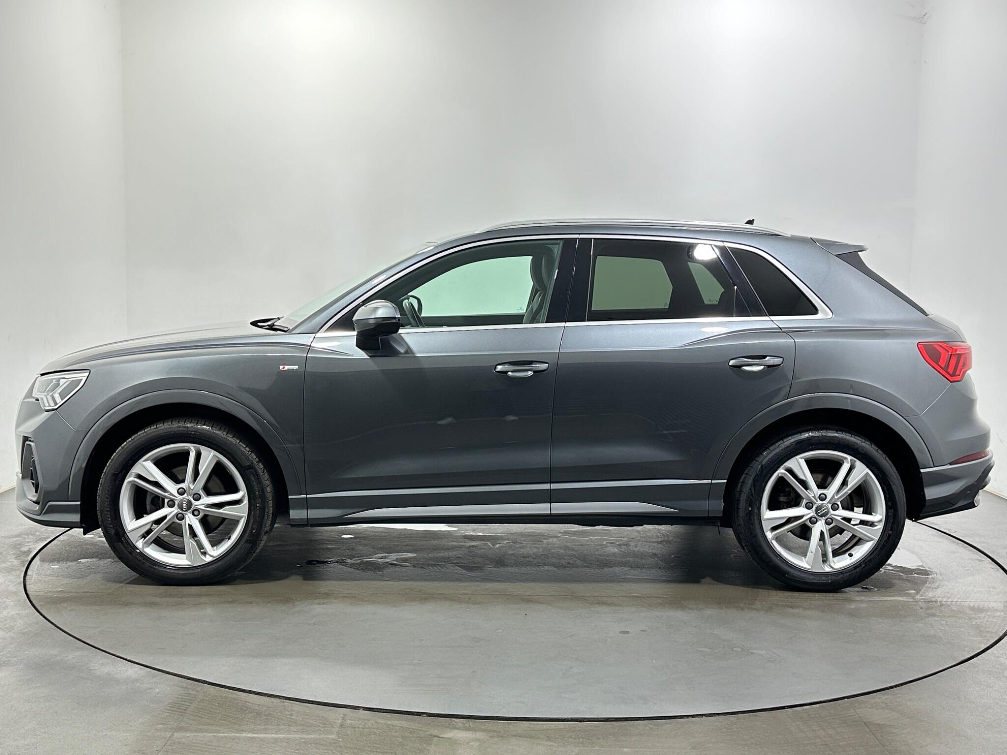 Audi Q3 view 5
