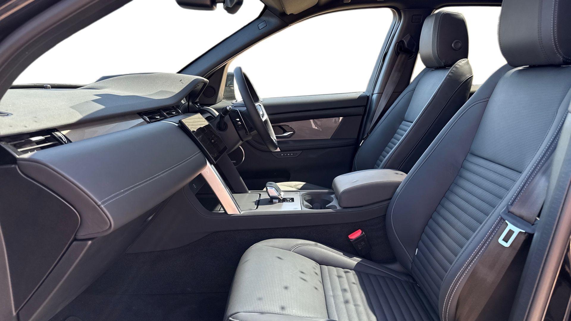 Land Rover Discovery Sport view 3