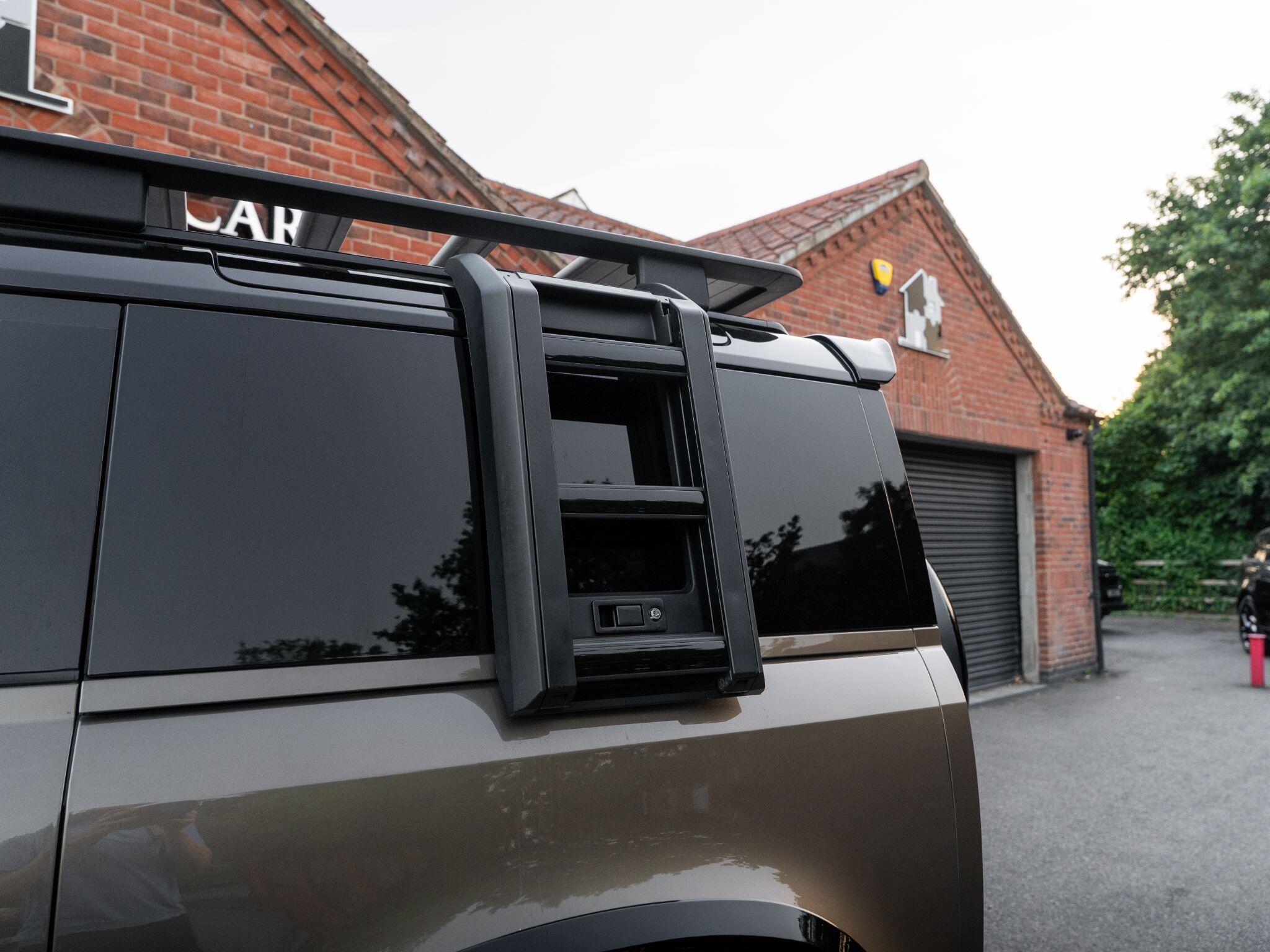 Land Rover Defender 90 view 32