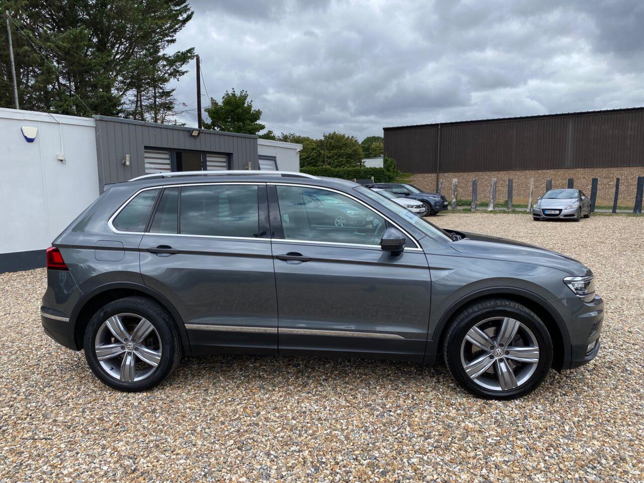 Volkswagen Tiguan view 3
