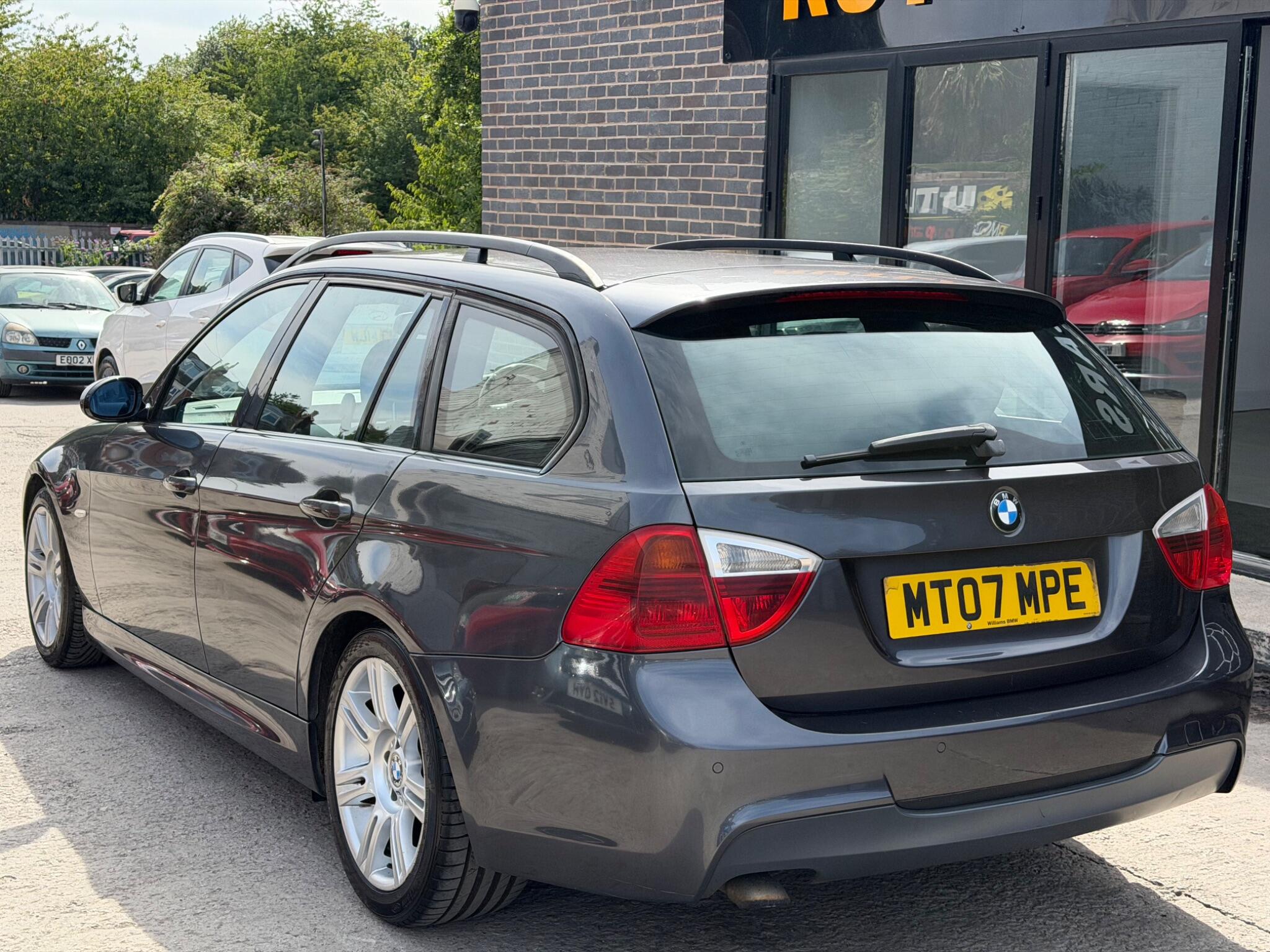 BMW 3 Series view 4