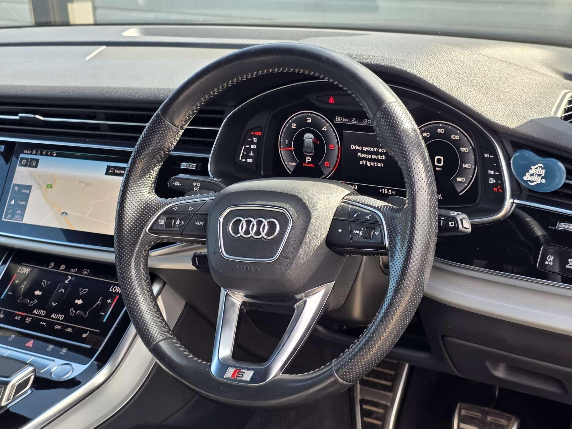 Audi Q8 view 30