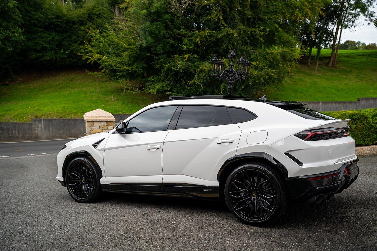 Lamborghini Urus view 102