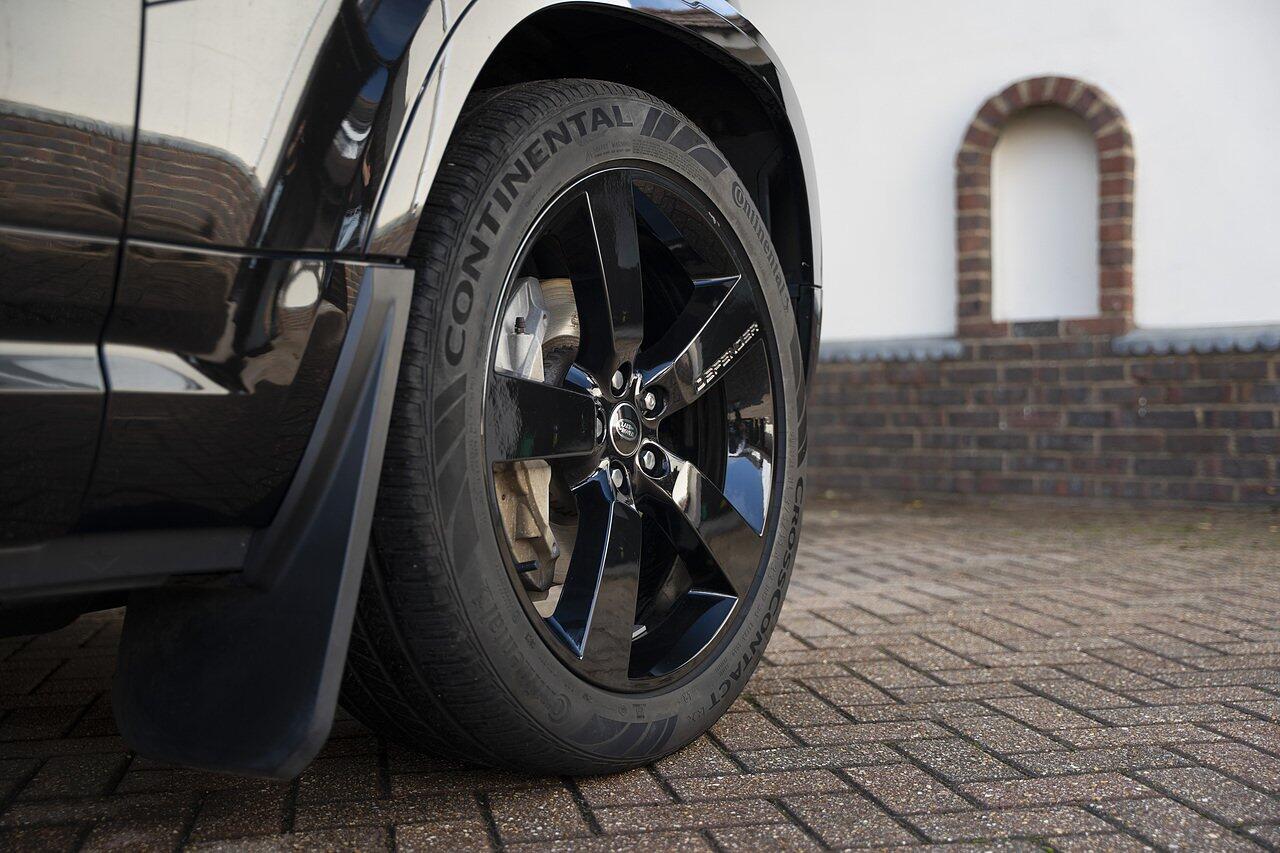 Land Rover Defender view 7