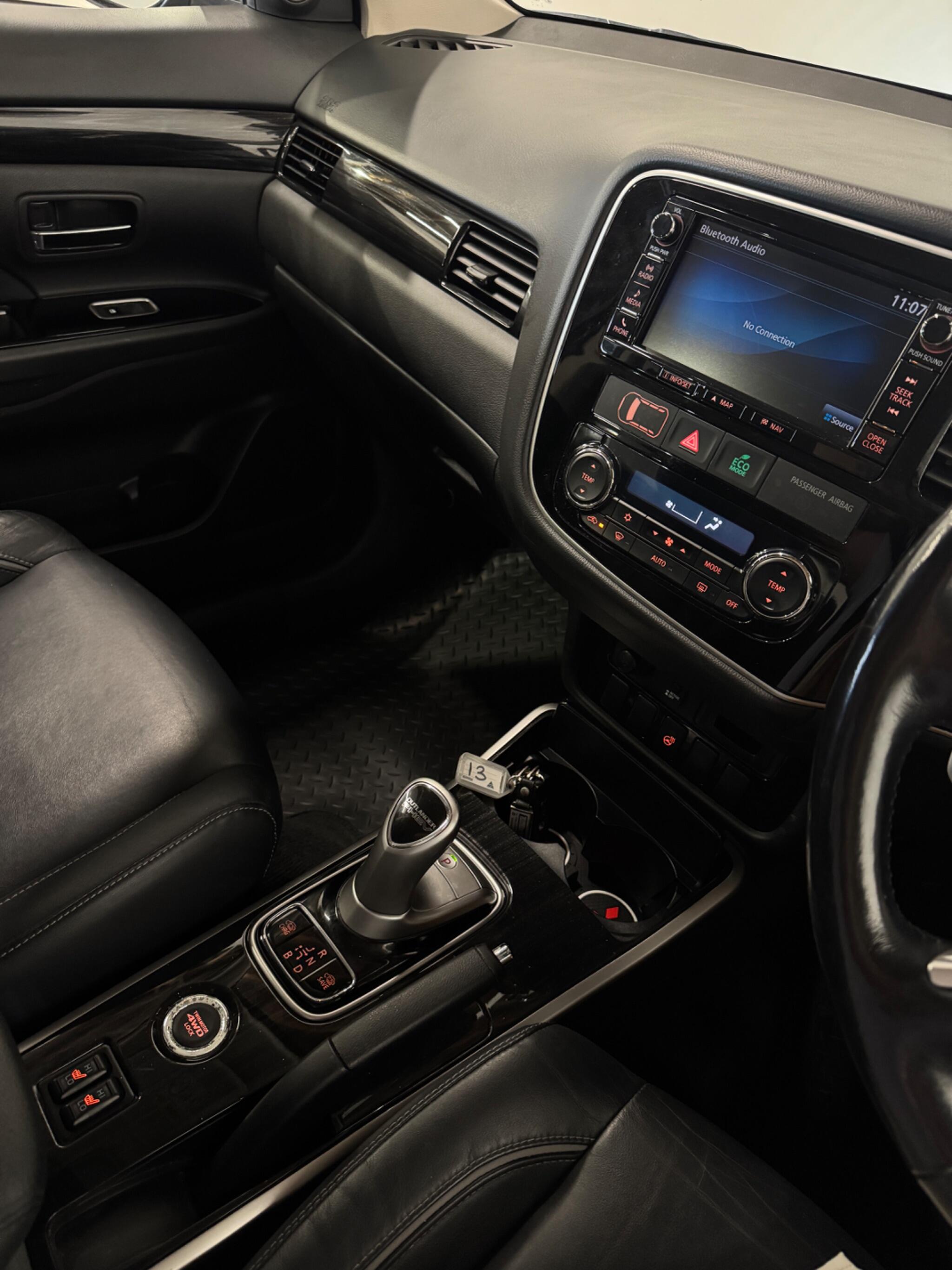 Mitsubishi Outlander view 17