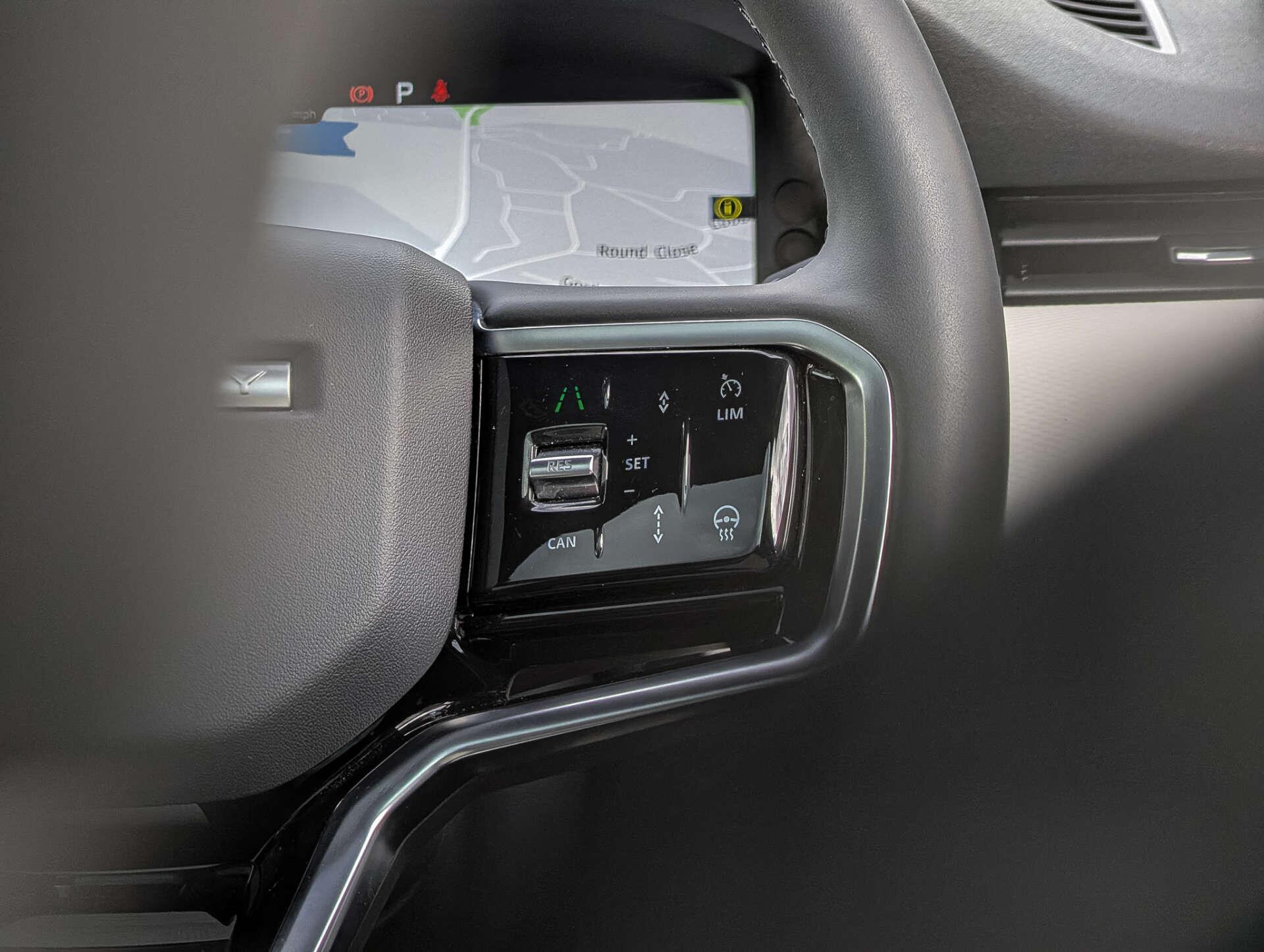 Land Rover Discovery Sport view 35