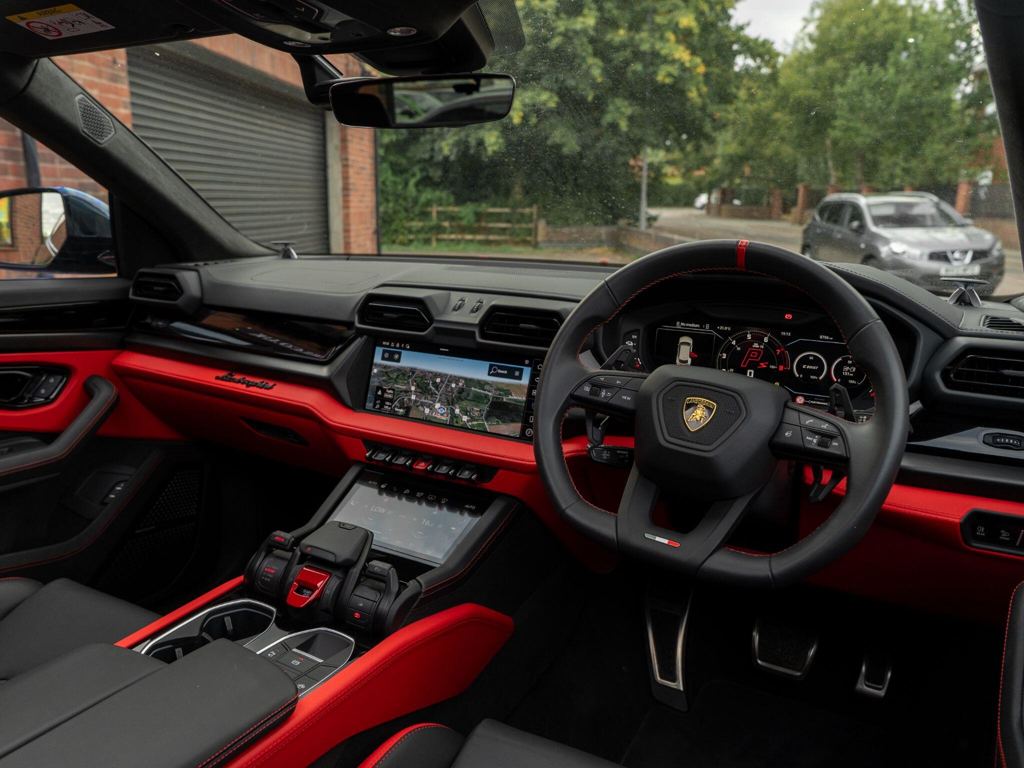Lamborghini Urus view 35