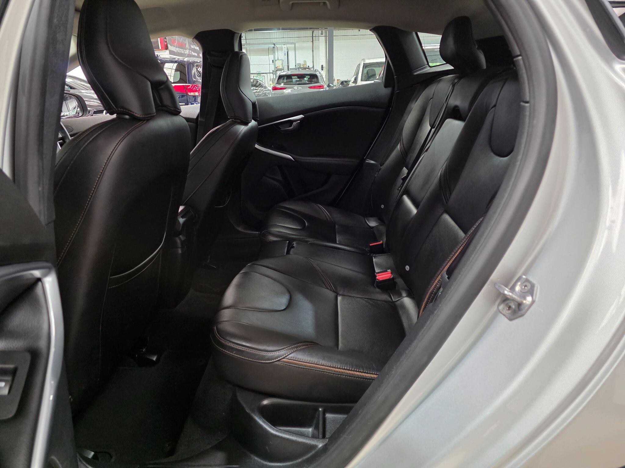 Volvo V40 Cross Country view 22