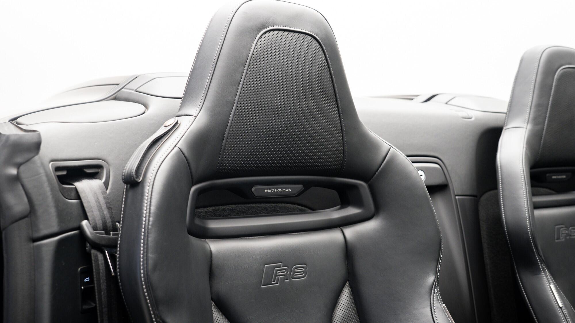 Audi R8 view 10