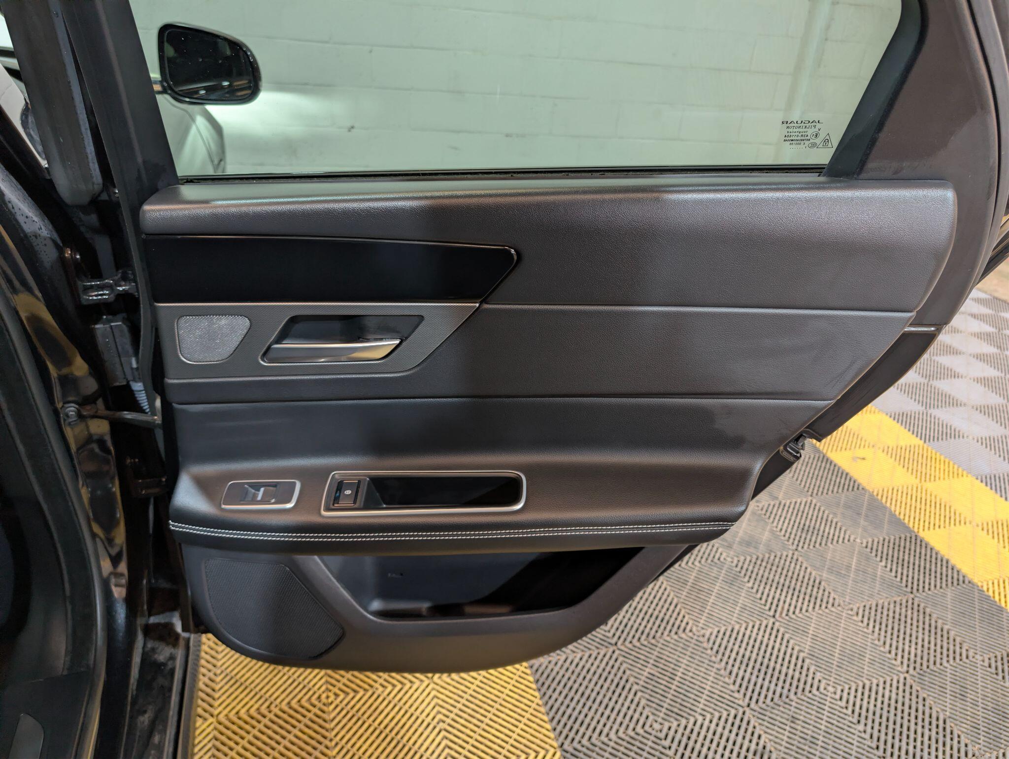 Jaguar XF view 56