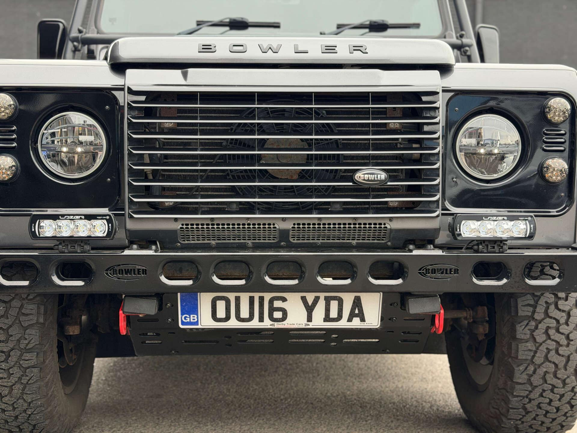 Land Rover Defender 110 view 26
