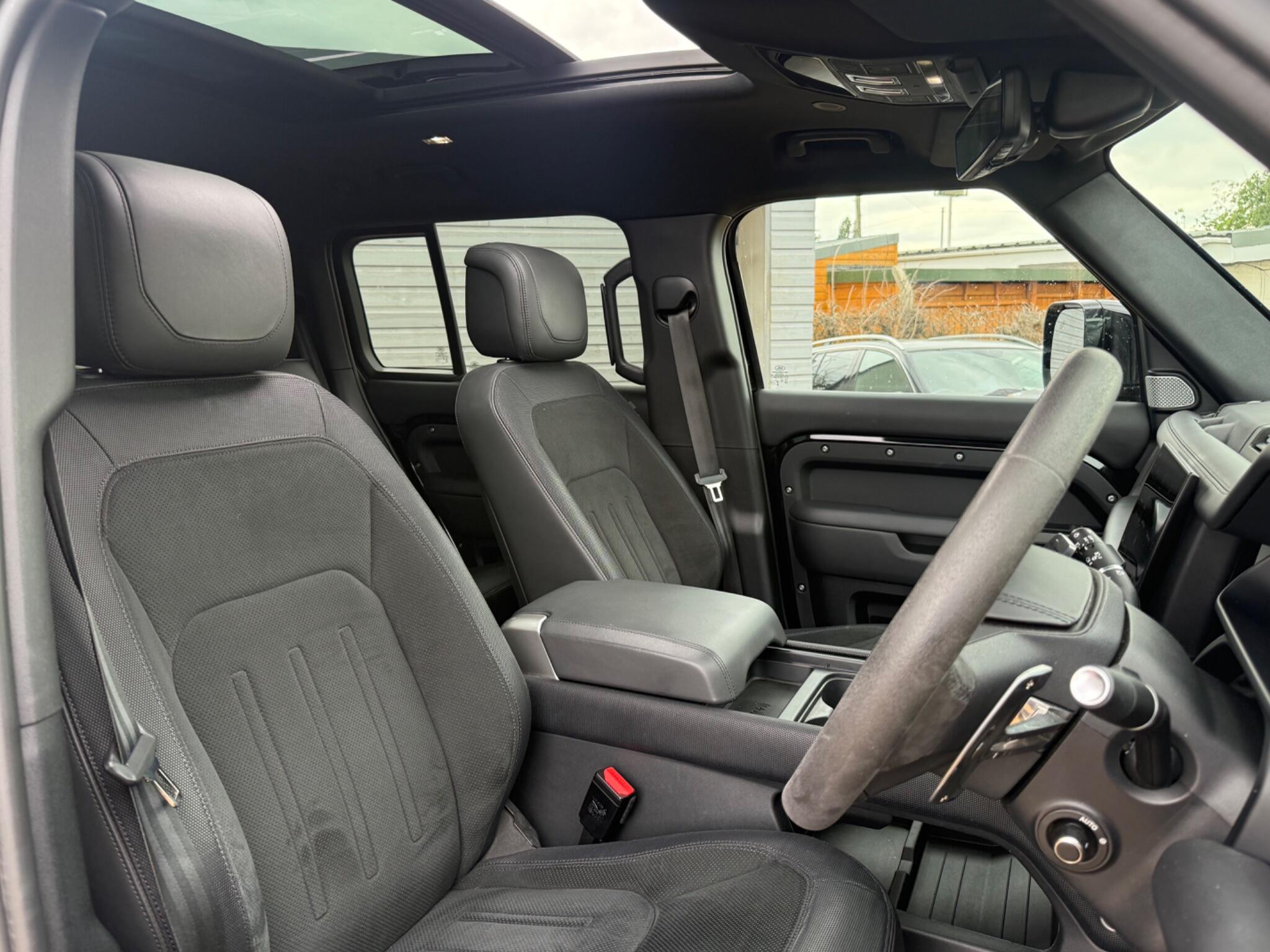 Land Rover Defender 130 view 17