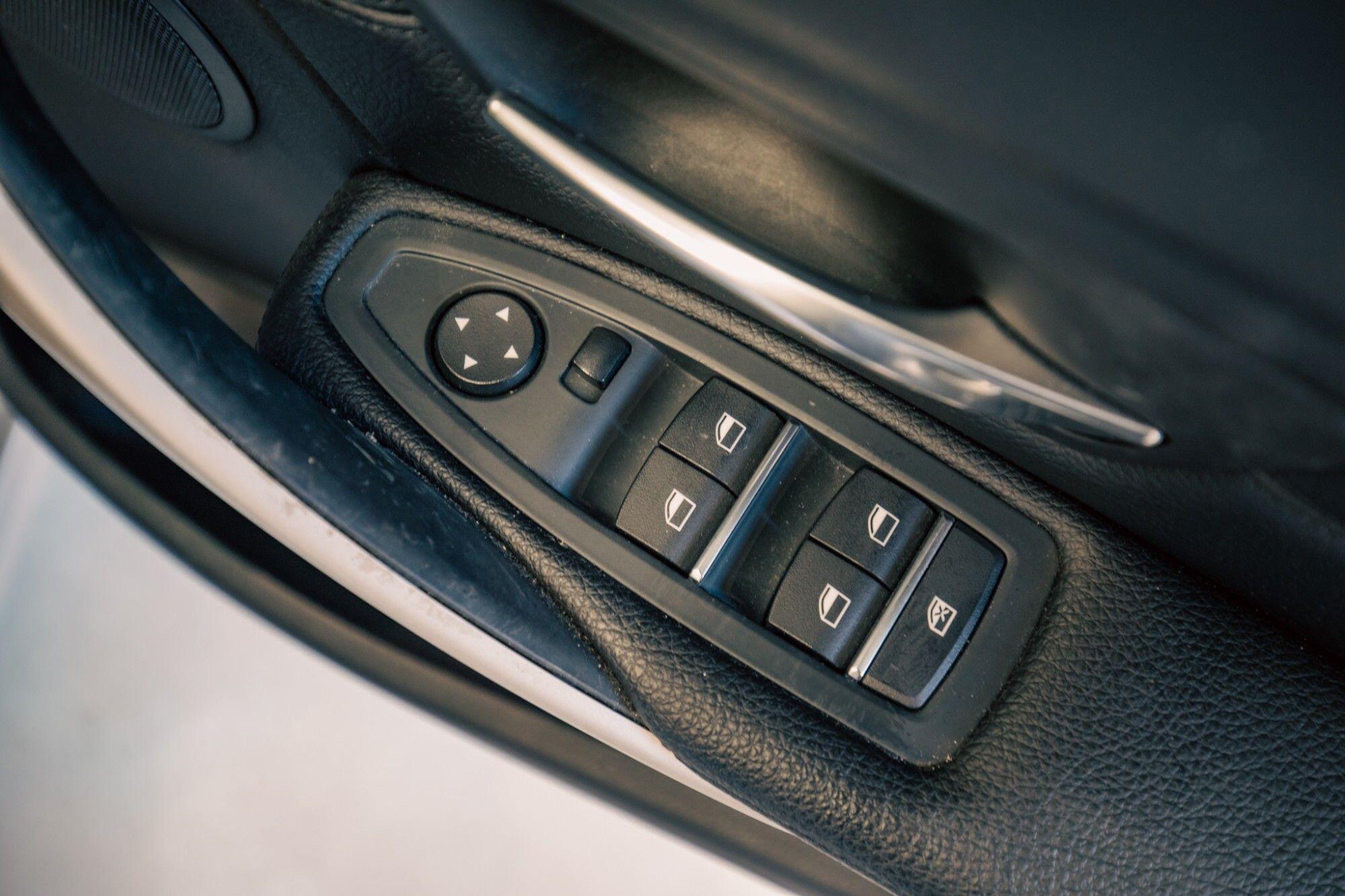 BMW 3 Series view 10