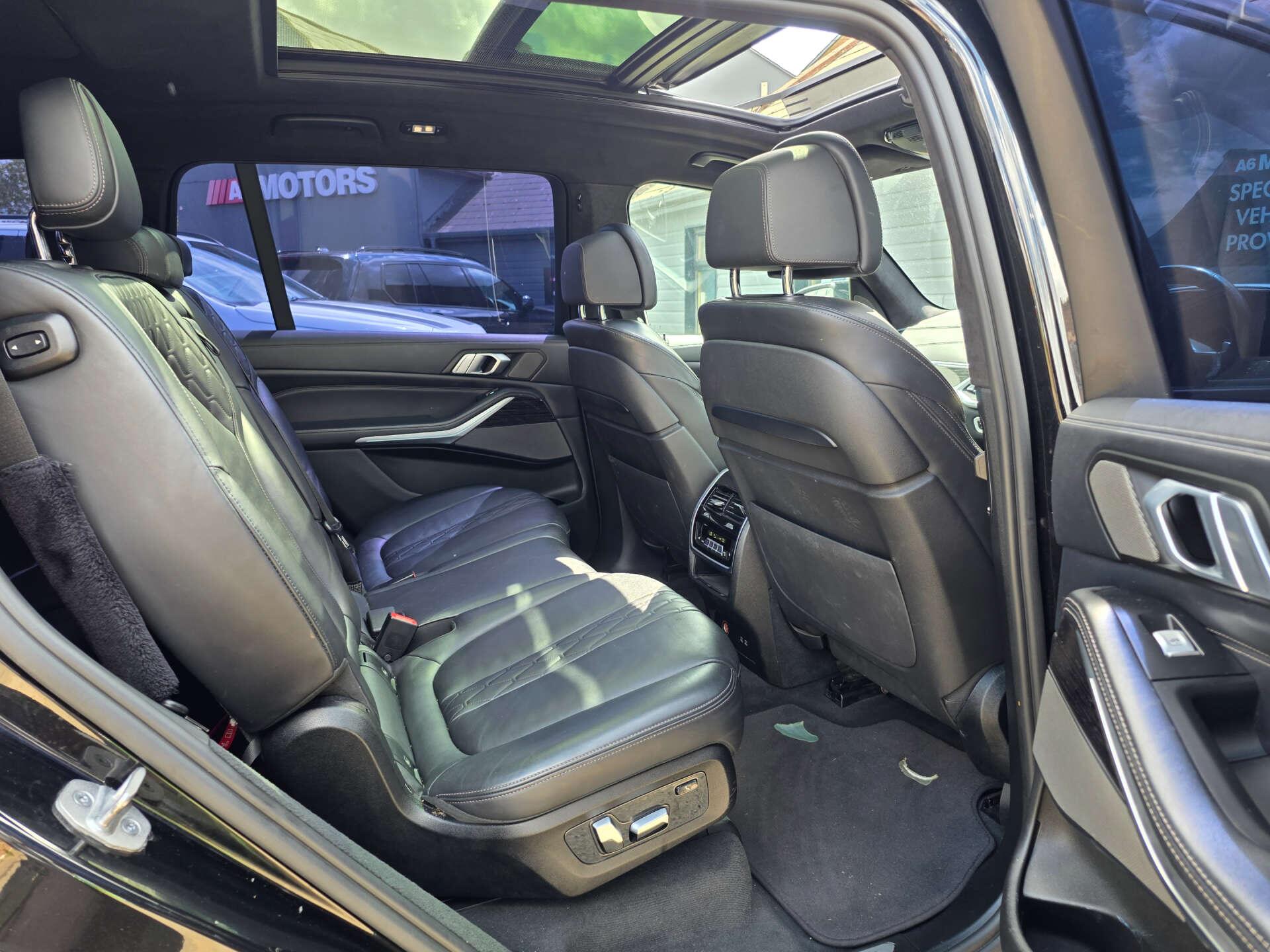 BMW X7 view 25