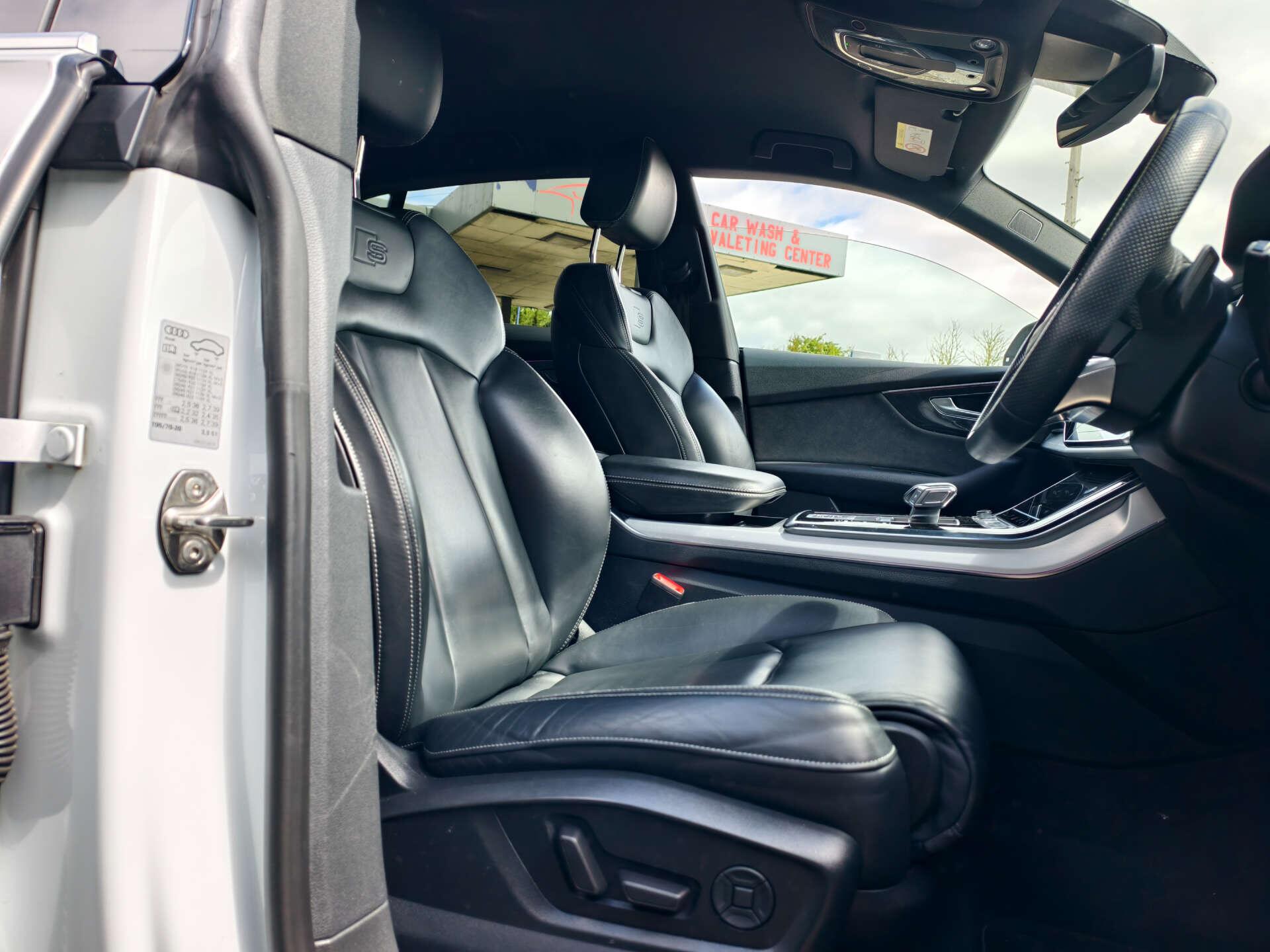 Audi Q8 view 31