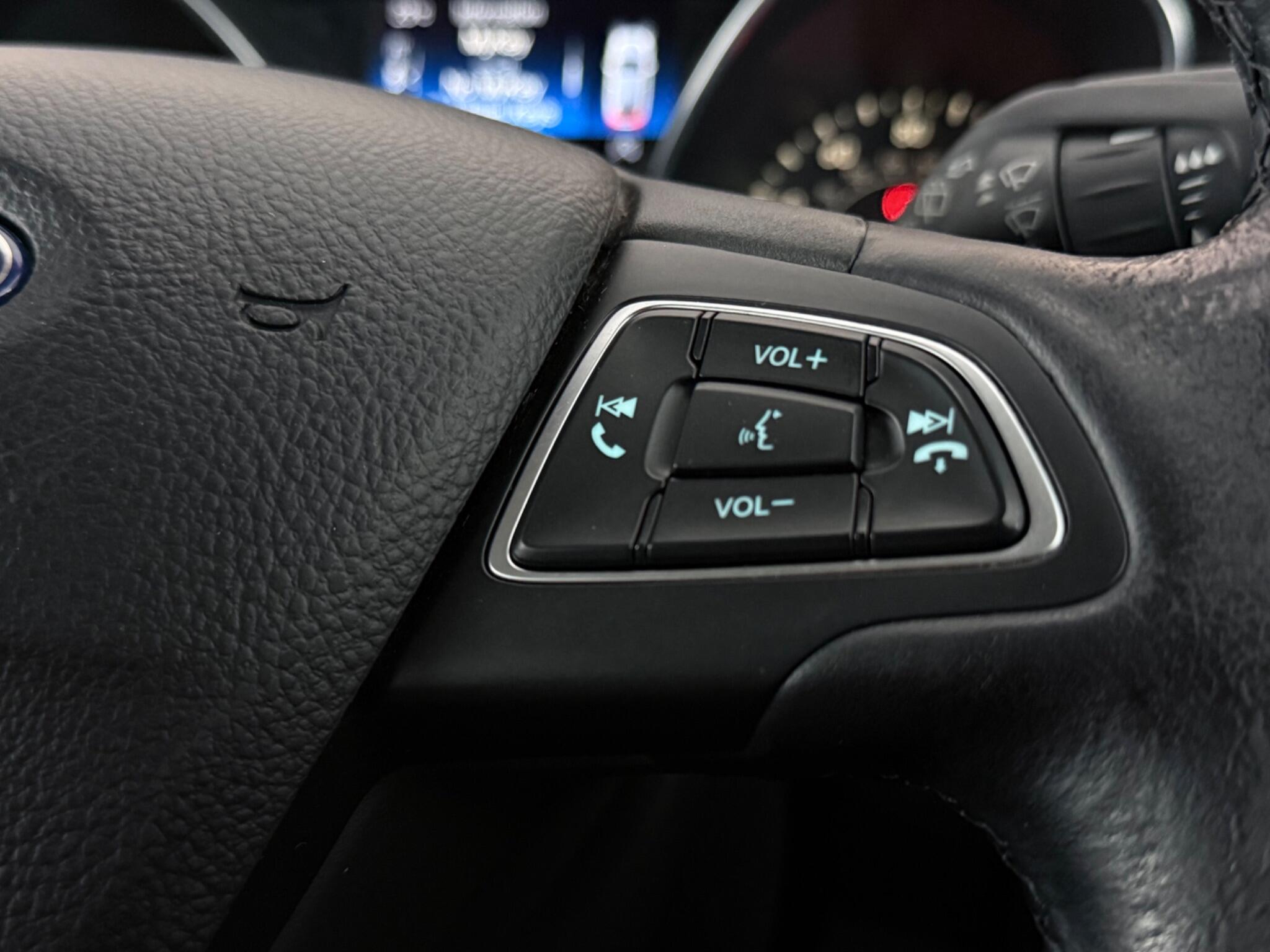 Ford Focus view 12