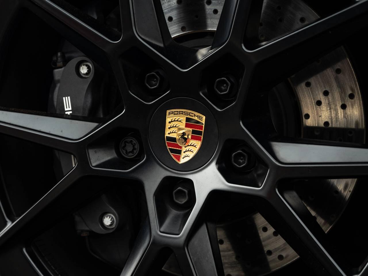 Porsche 911 view 10