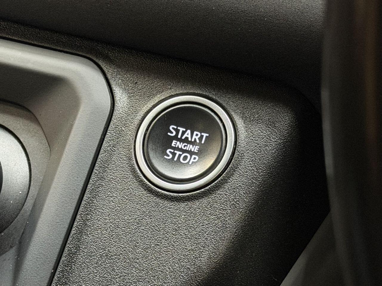 Land Rover Defender 110 view 31