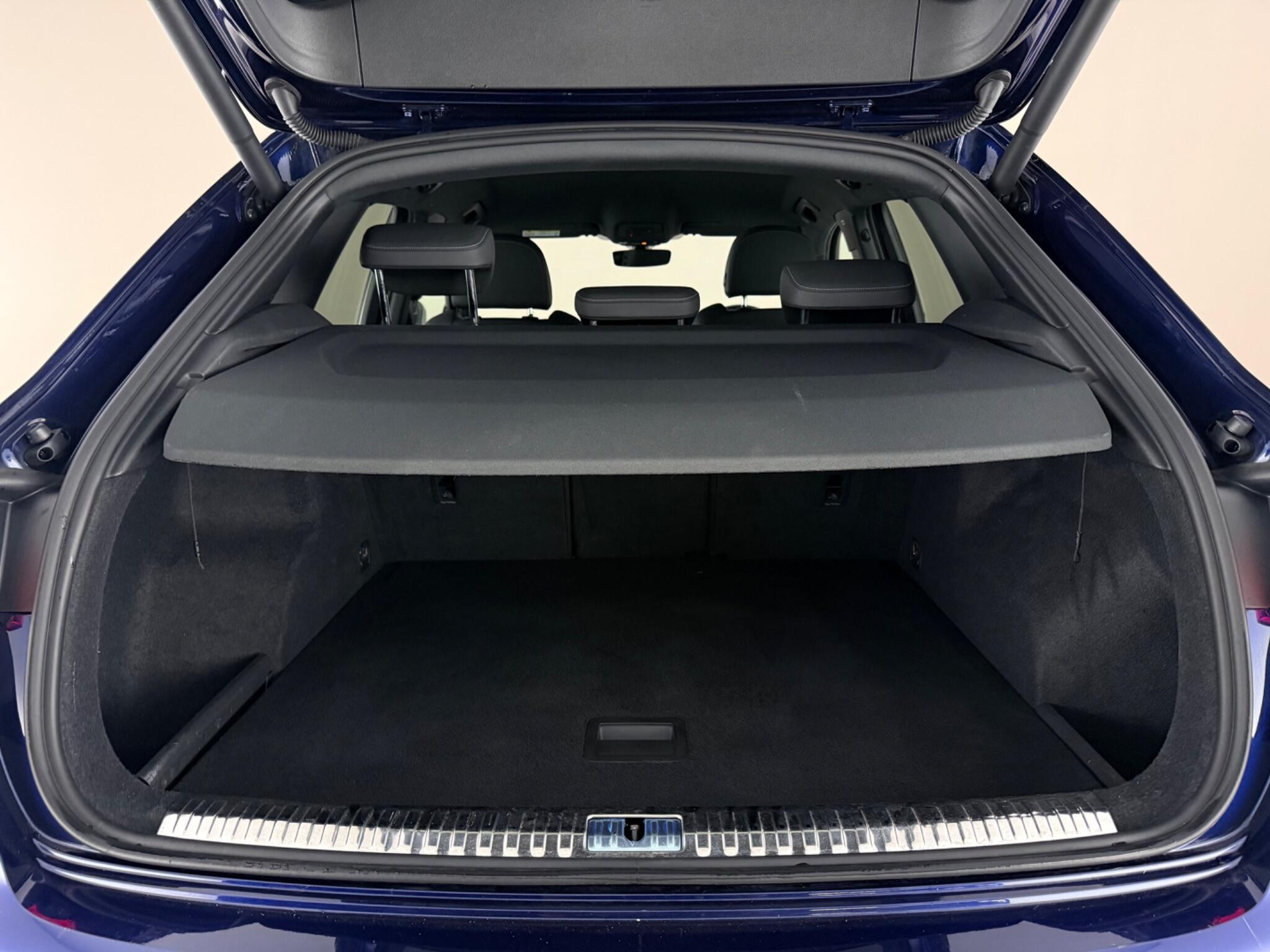 Audi Q3 view 9