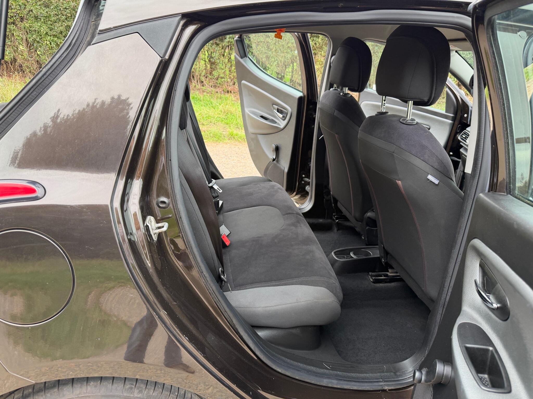 Chrysler Ypsilon view 13