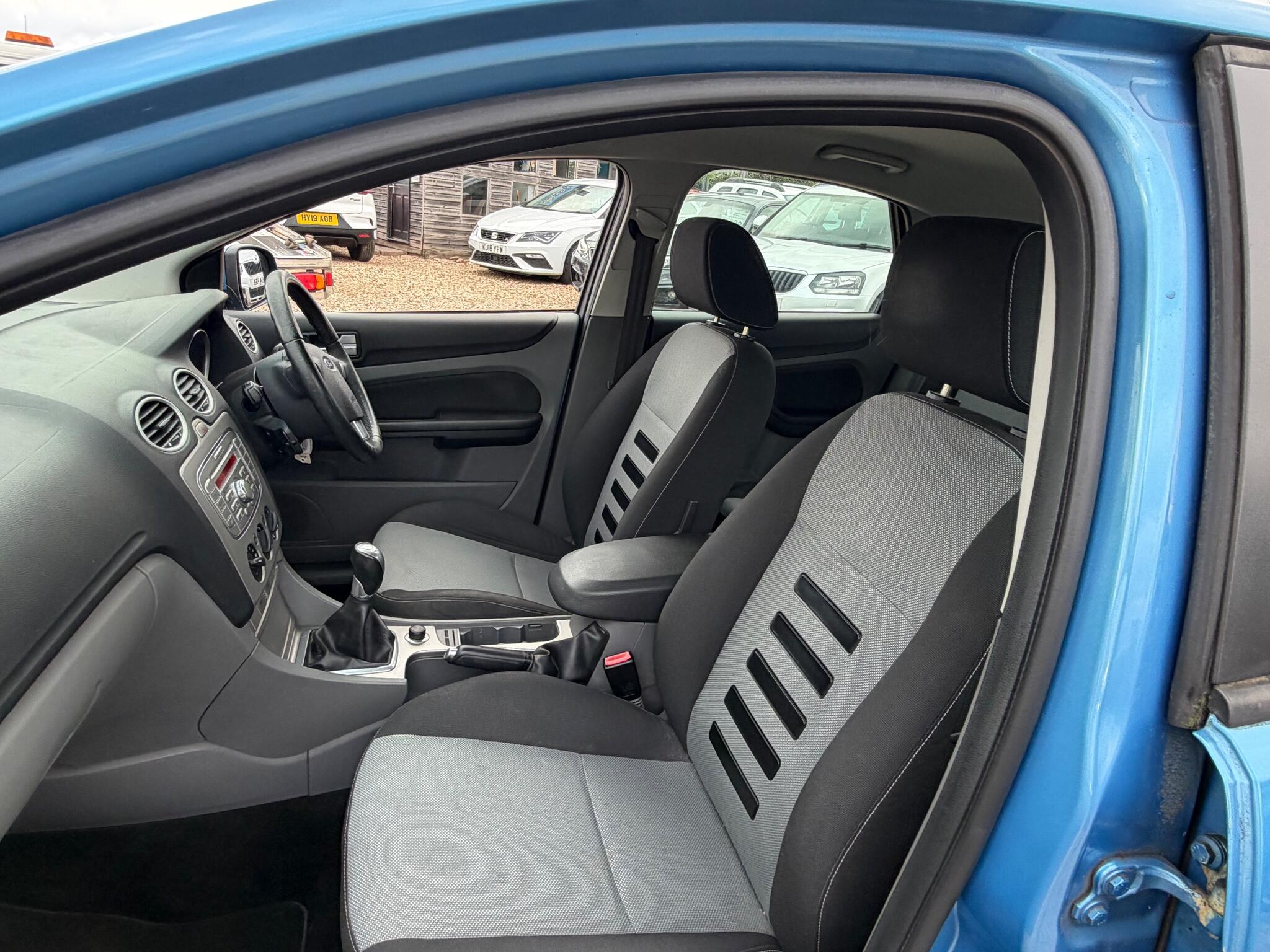 Ford Focus view 13