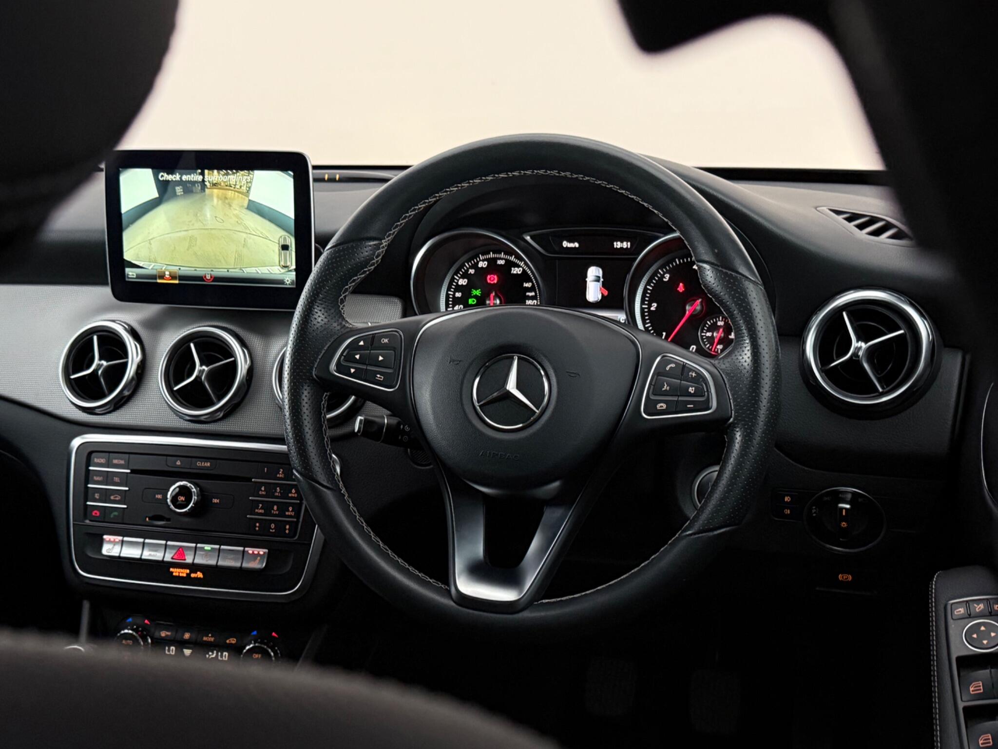 Mercedes-Benz Gla view 14