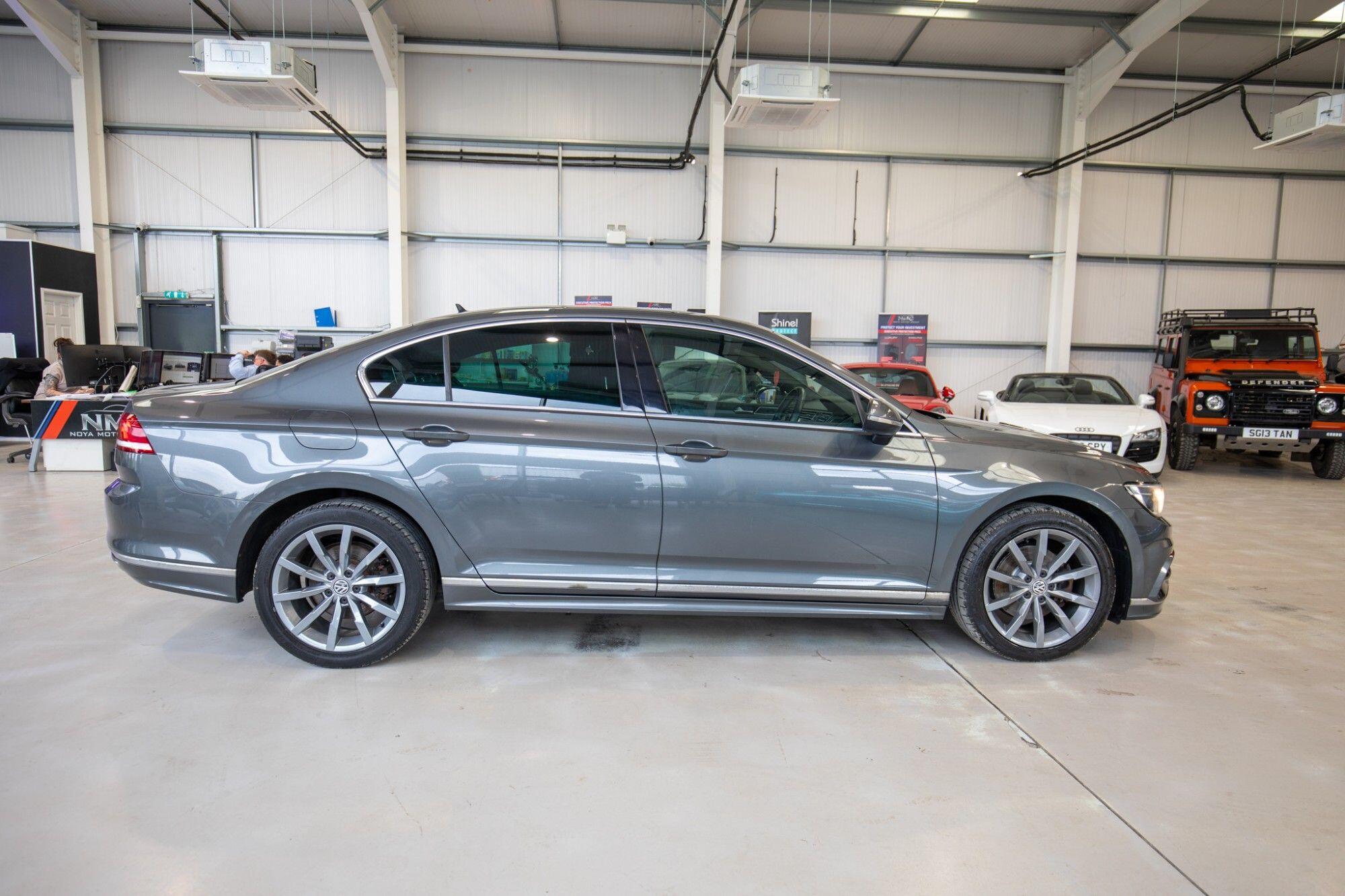 Volkswagen Passat view 11