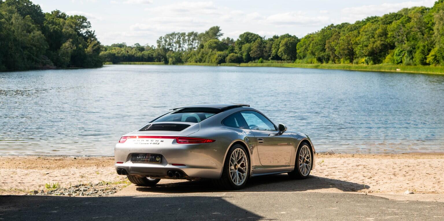 Porsche 911 view 6