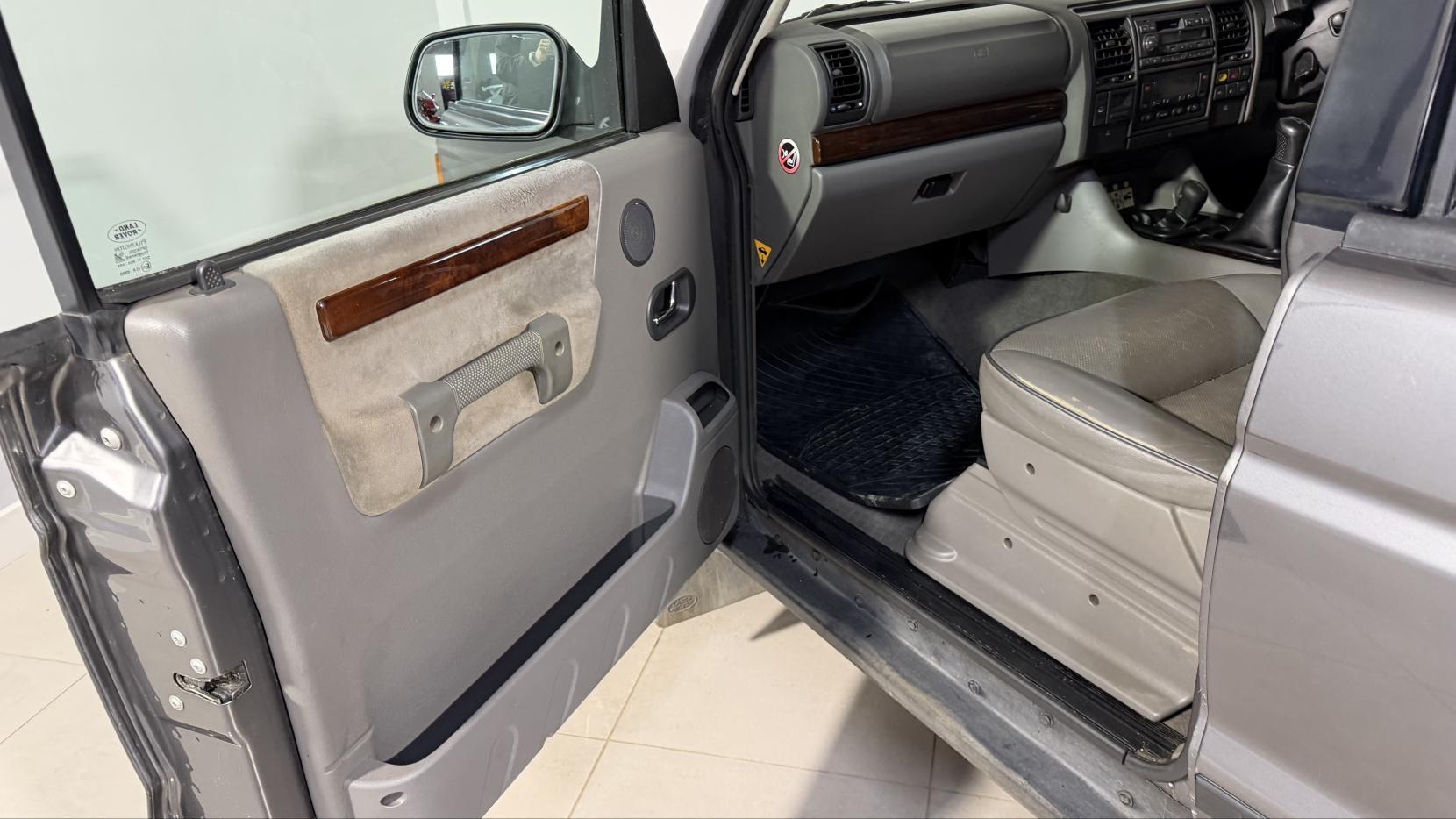 Land Rover Discovery 4 view 19