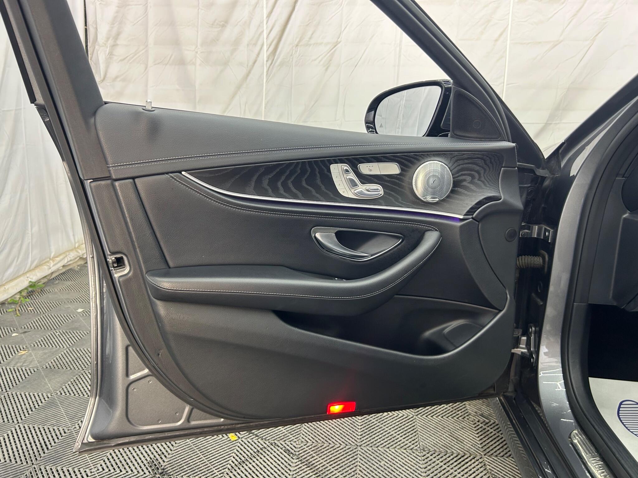 Mercedes-Benz E Class view 29