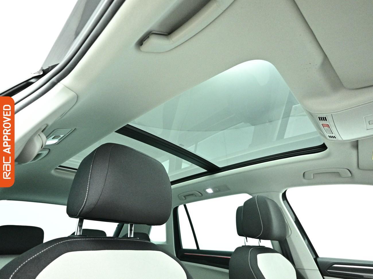Volkswagen Tiguan view 3