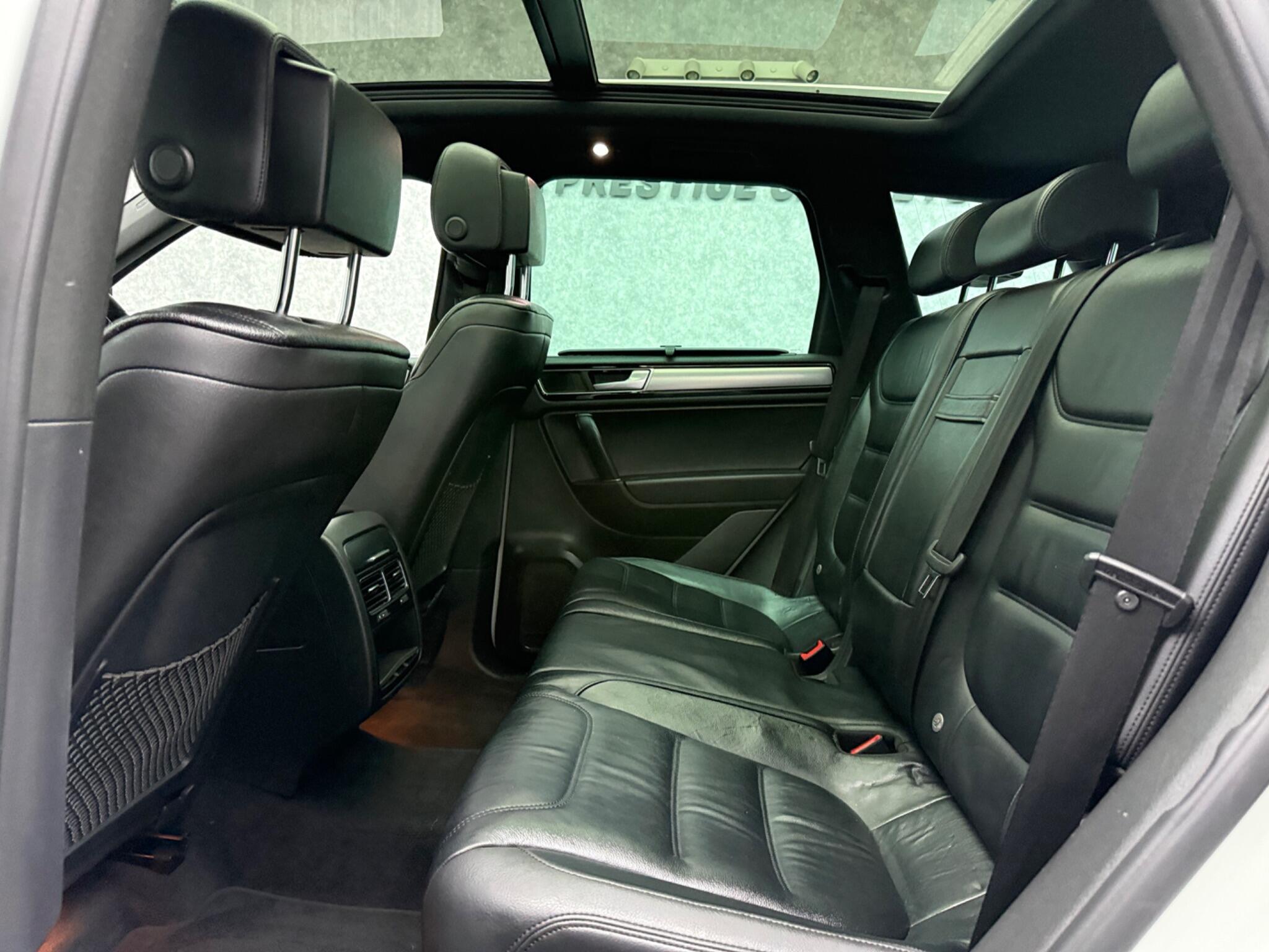 Volkswagen Touareg view 8