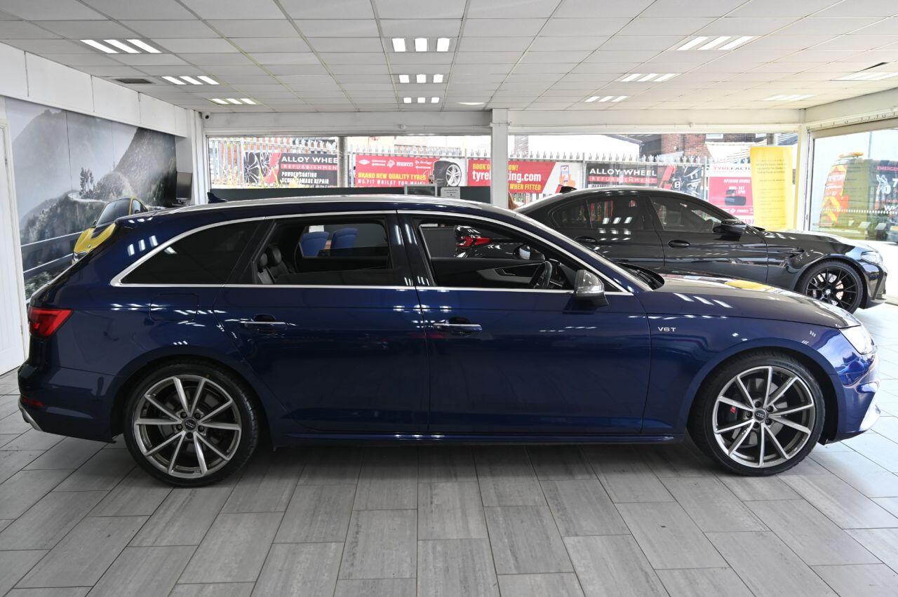 Audi S4 Avant view 3