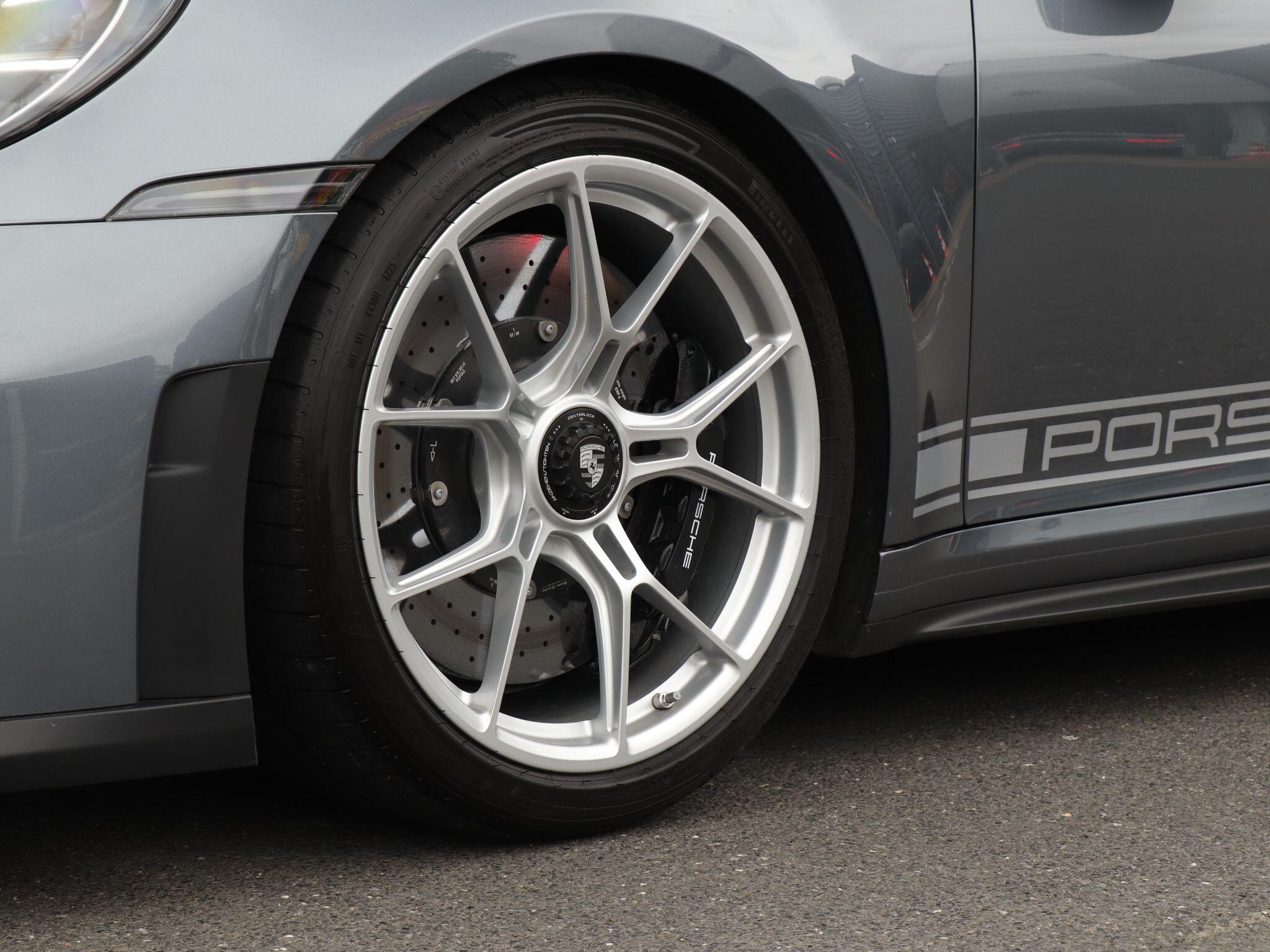Porsche 911 view 38