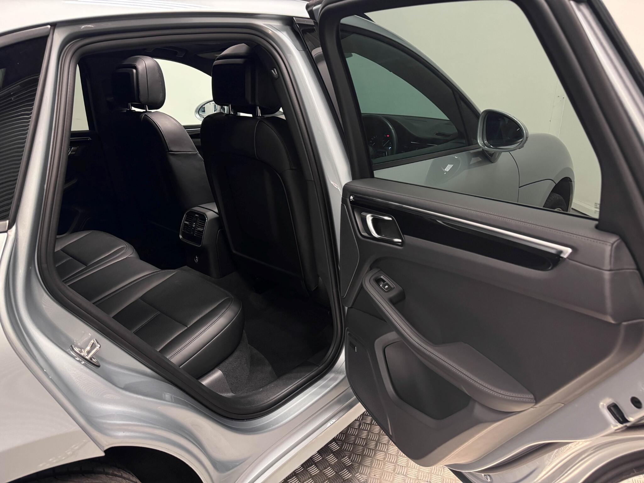 Porsche Macan view 18