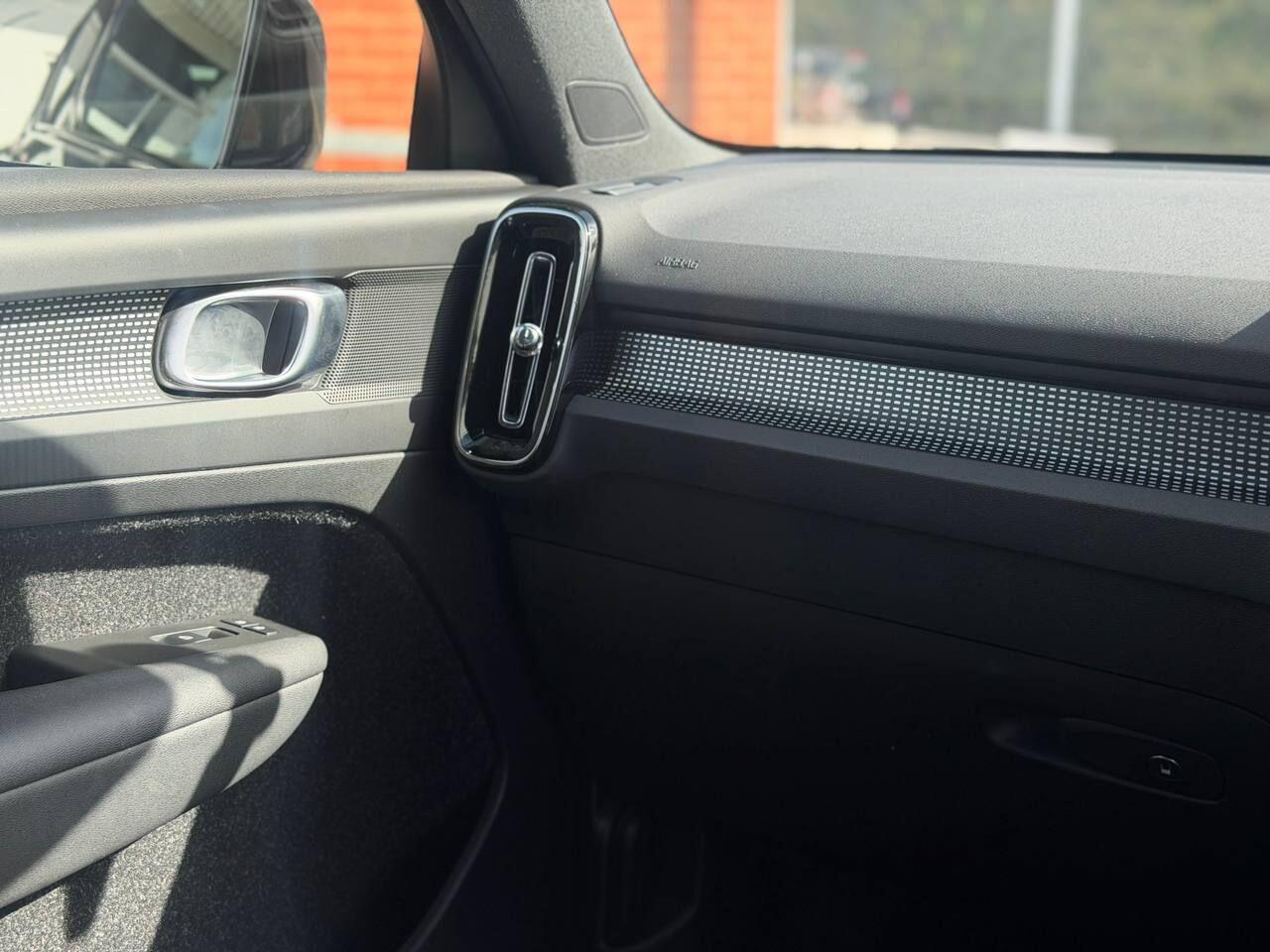 Volvo XC40 view 25