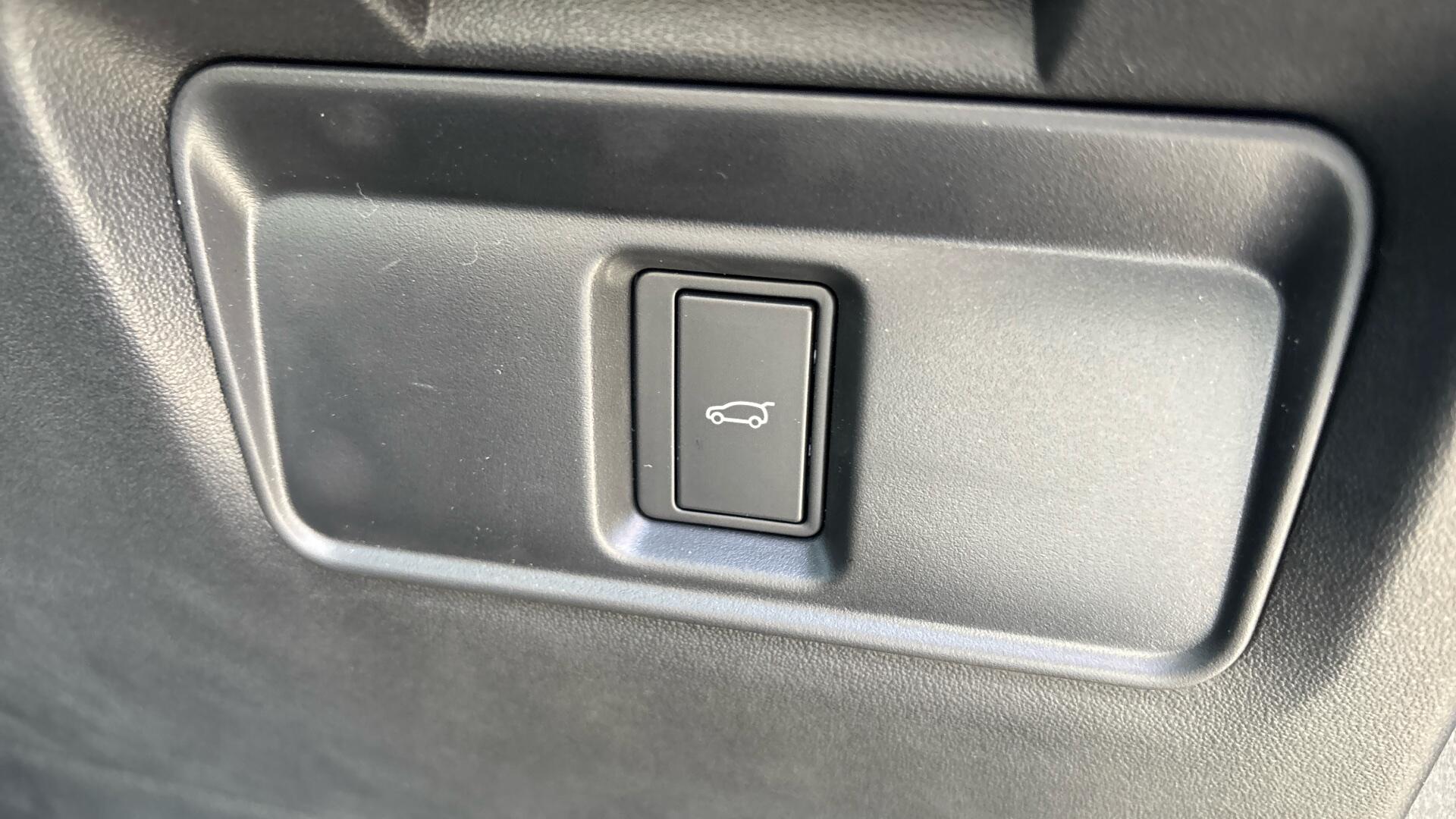 Land Rover Discovery Sport view 36